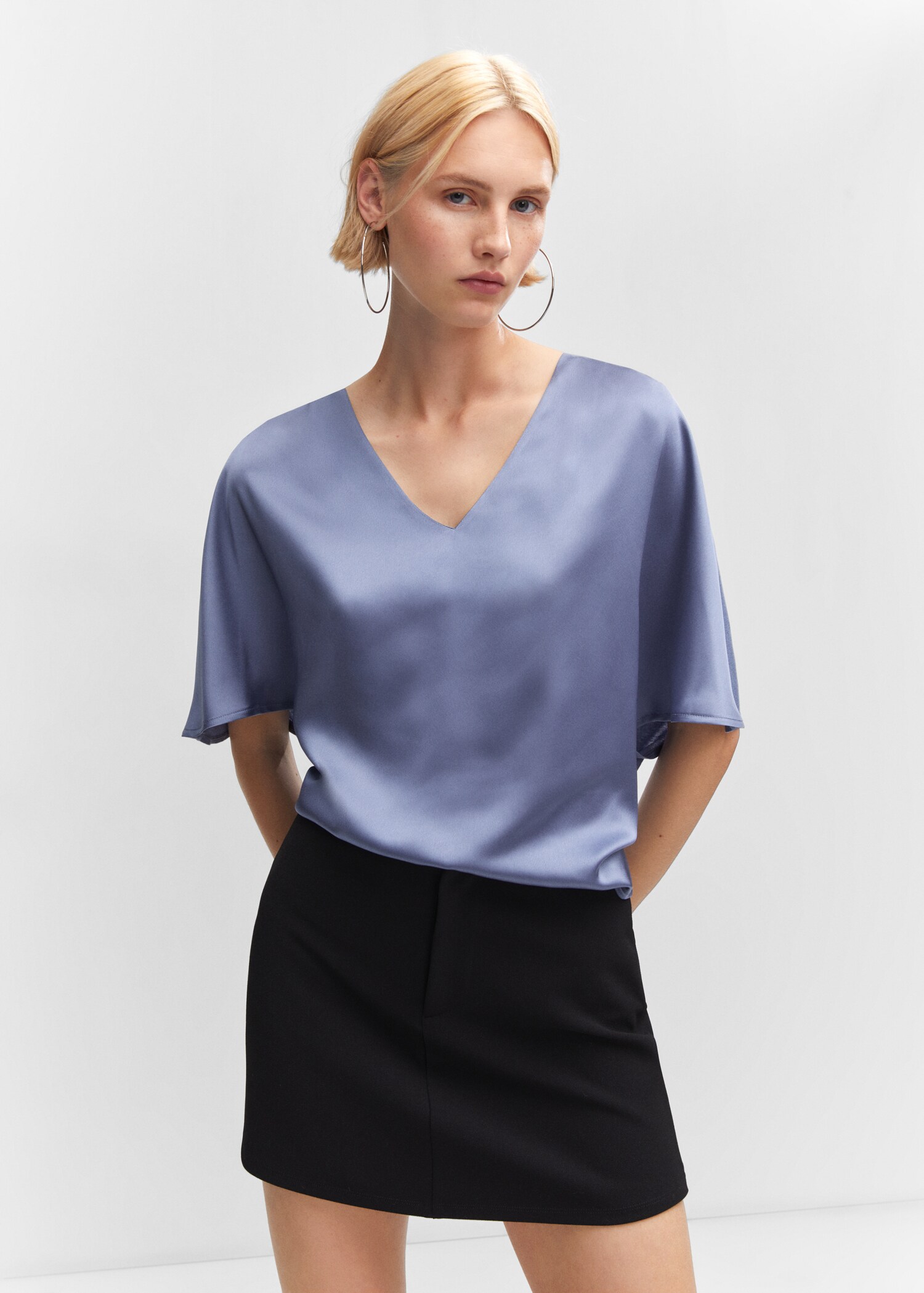 Blusa satinada manga corta - Plano medio