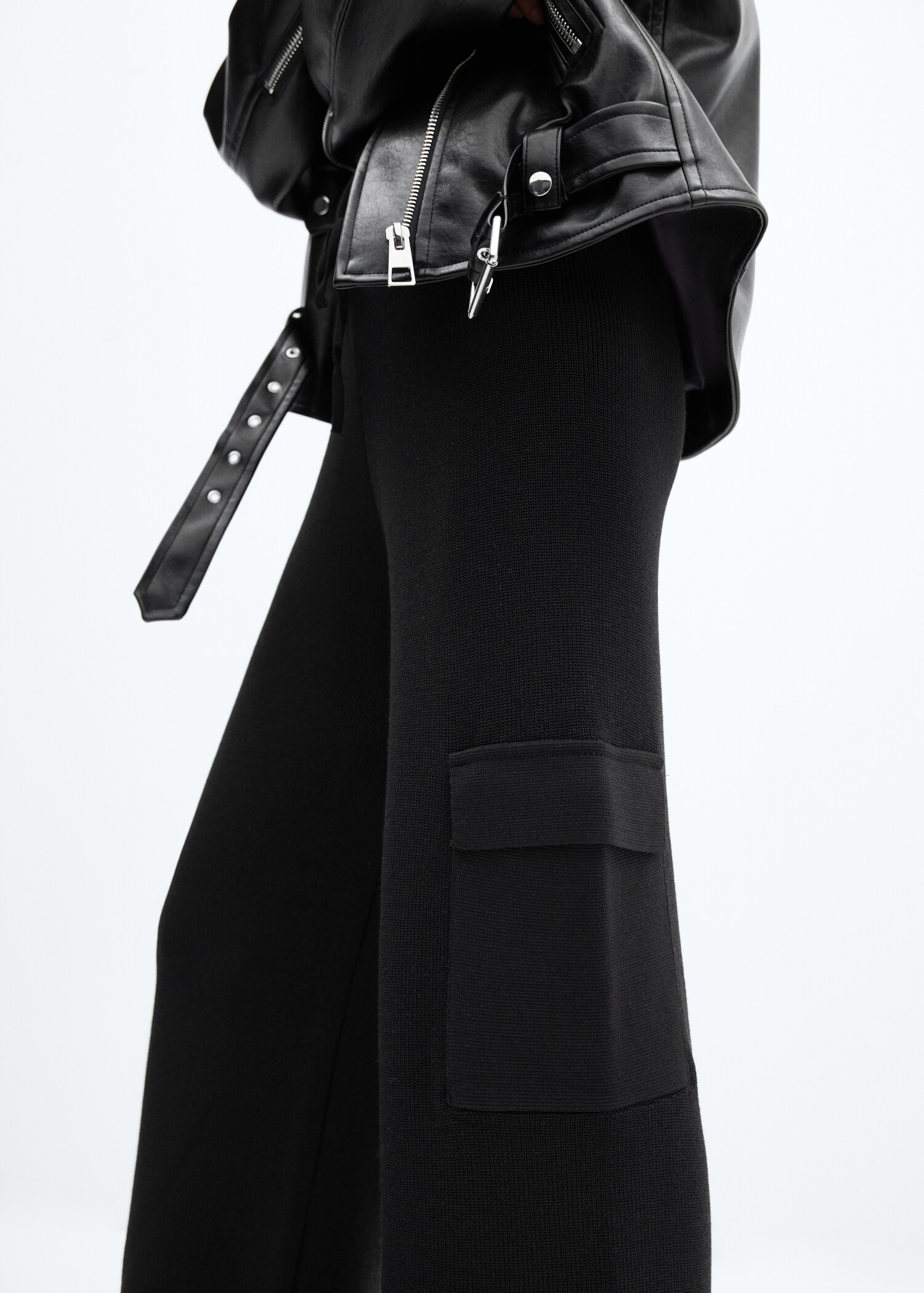 Knitted trousers with cargo pockets - Details of the article 6