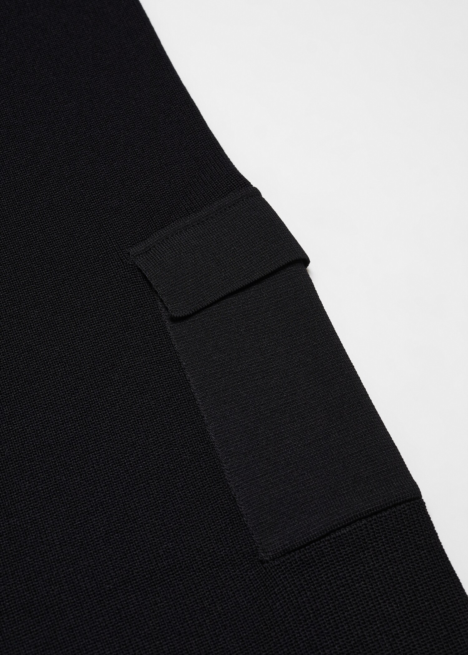 Knitted trousers with cargo pockets - Details of the article 8