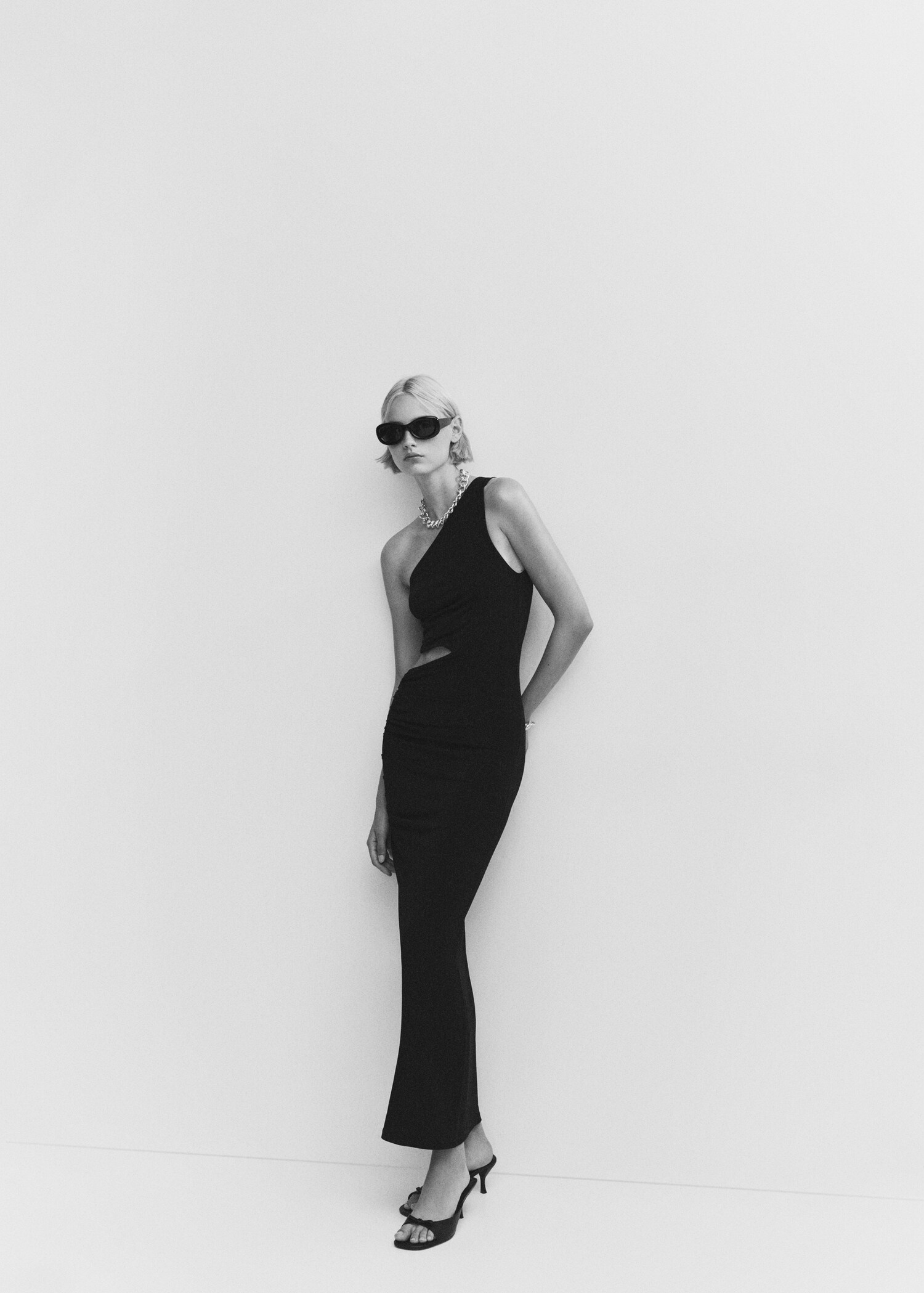 Asymmetrical dress with side slit - Details of the article 2