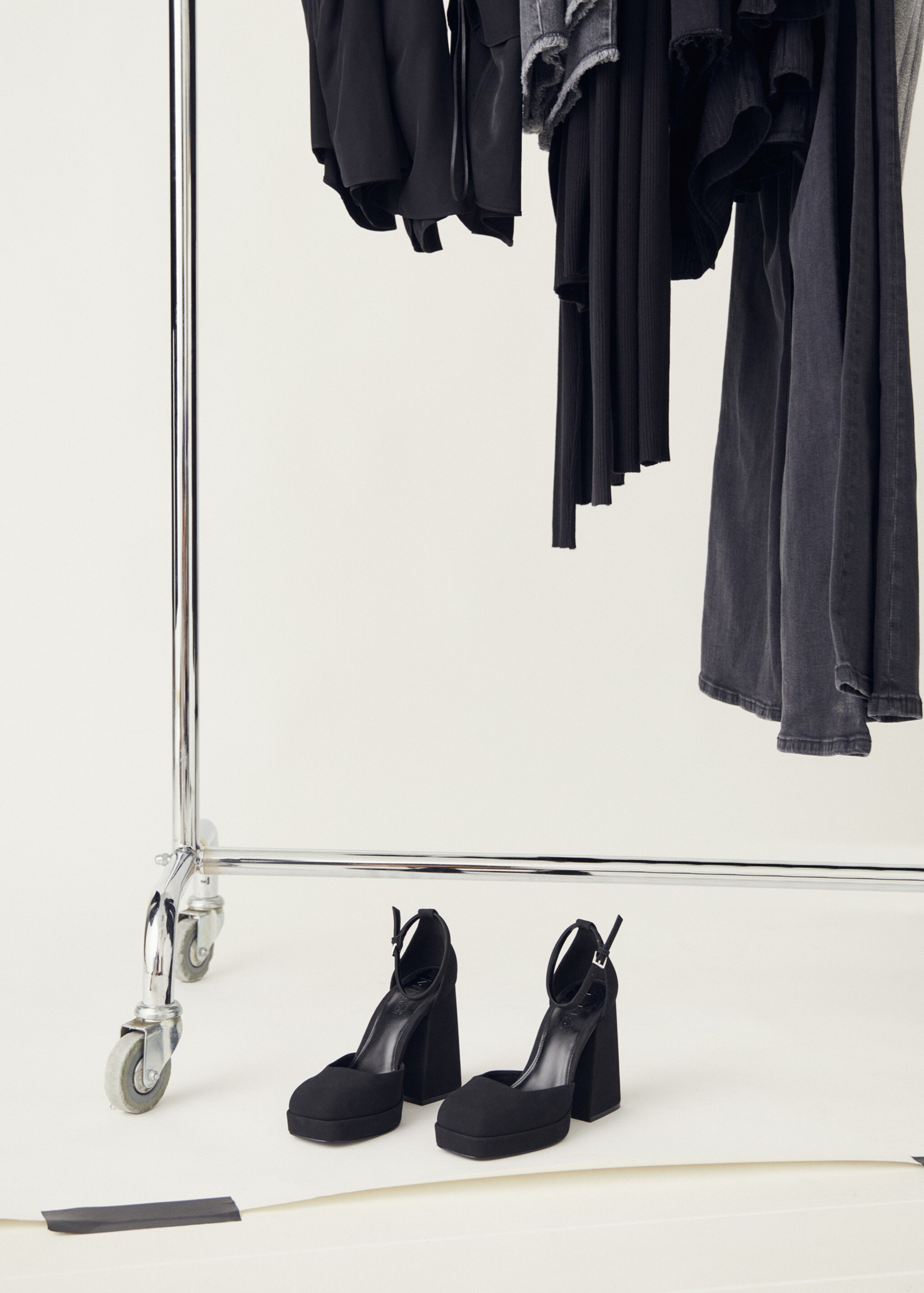 Ankle-cuff heel shoes - Details of the article 6, Black. Ref: 57094006-00.