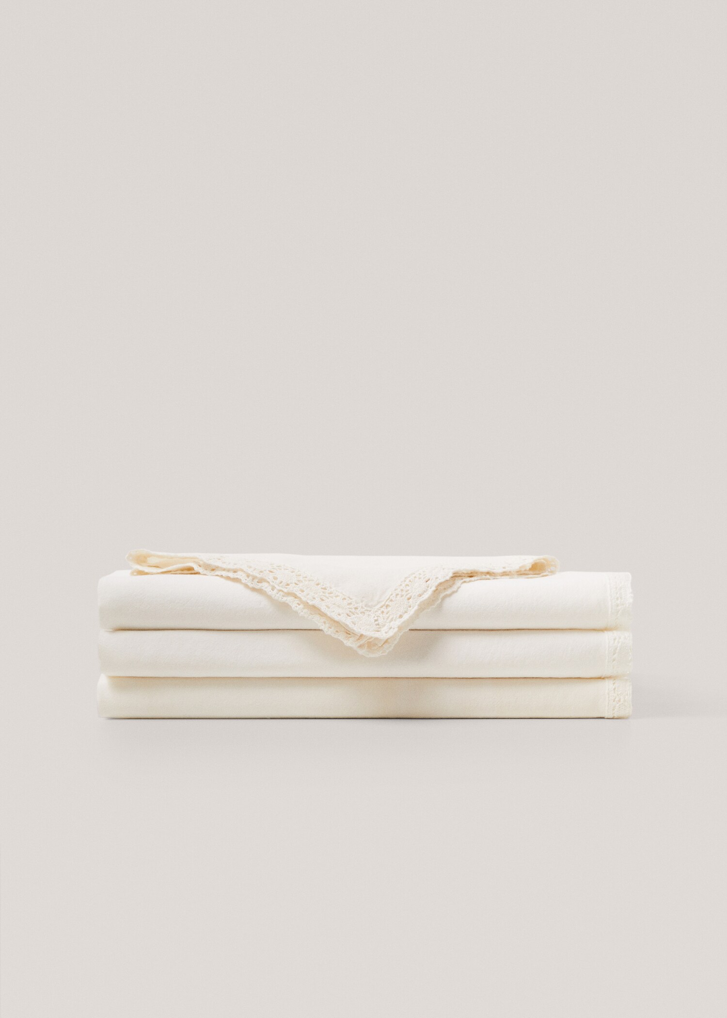 Obrus z koronką 150 x 150 cm - Artykuł bez modela/modelki