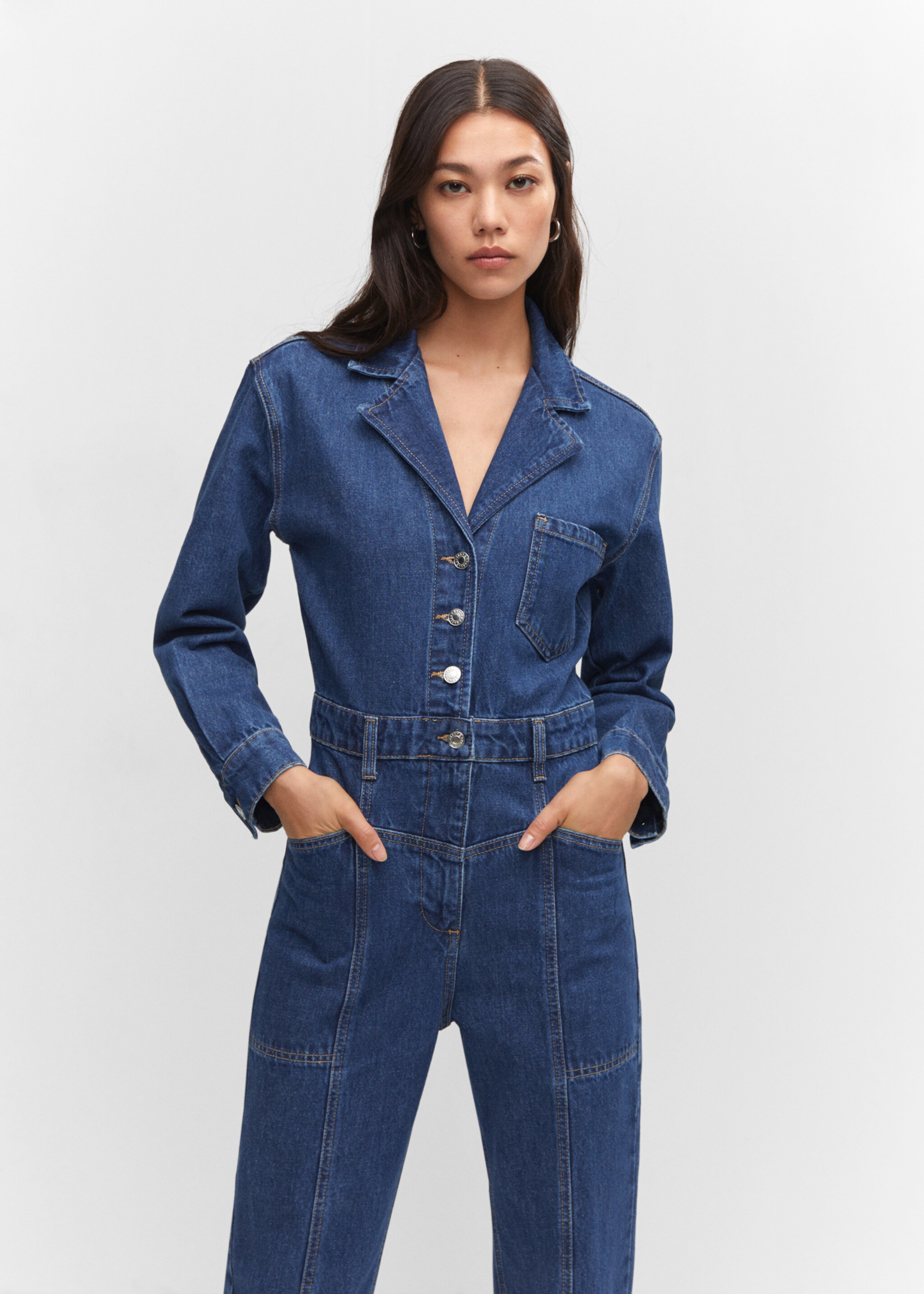 Salopetă din denim cu rever - Plan mediu