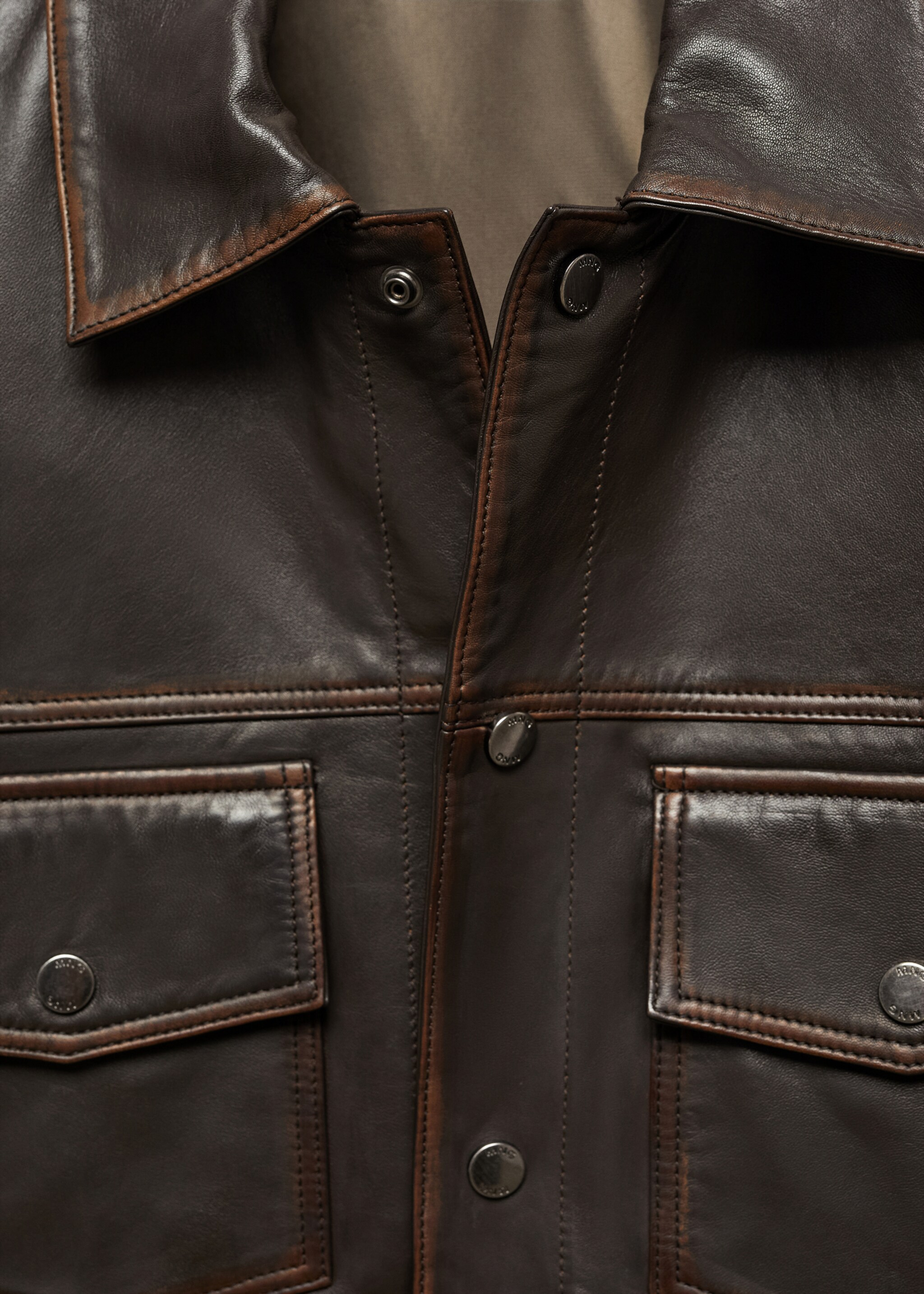 Chaqueta piel efecto desgastado - Detalle del artículo 8, Marrón. Ref: 57095947-00.