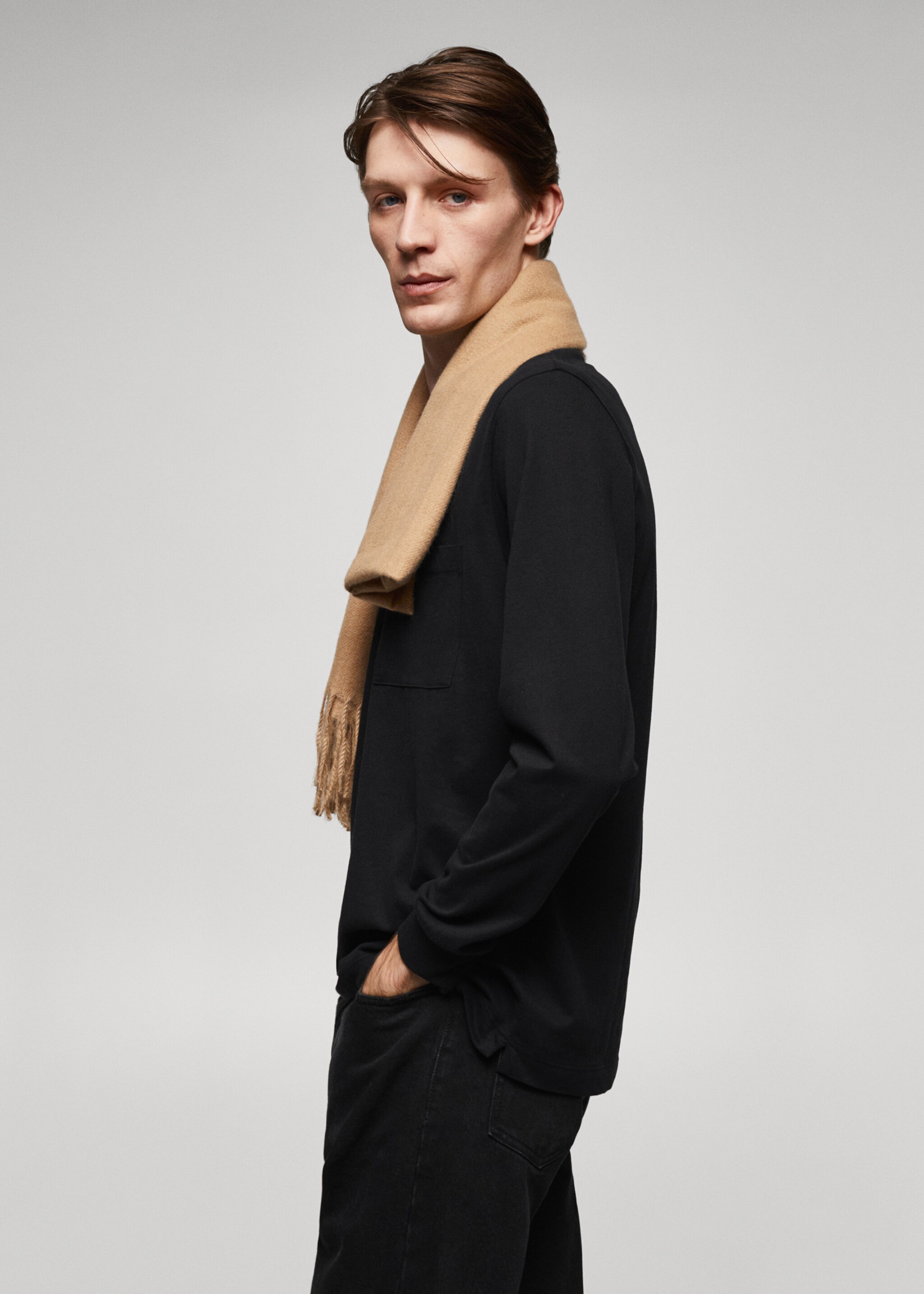 Long-sleeved t-shirt with pockets - Details of the article 2