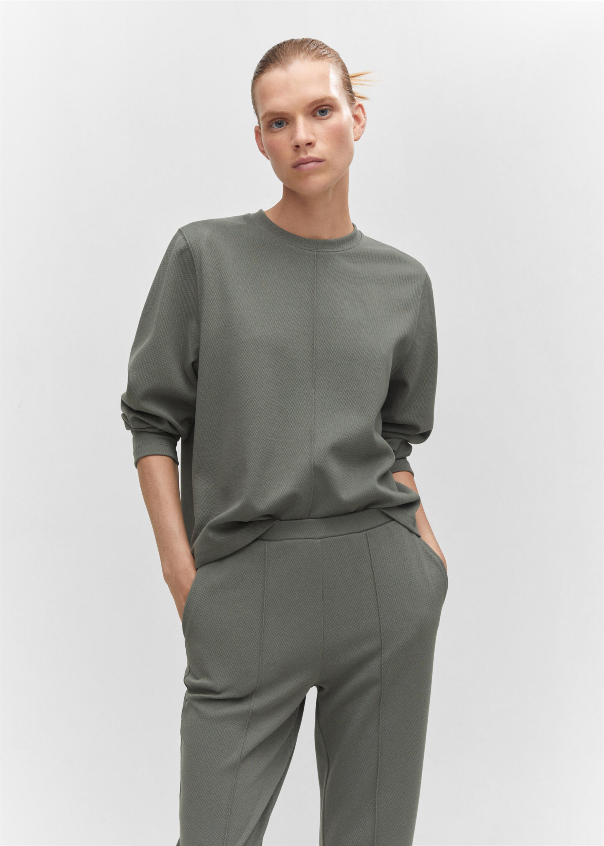 Sweat-shirt coutures décoratives - Plan moyen