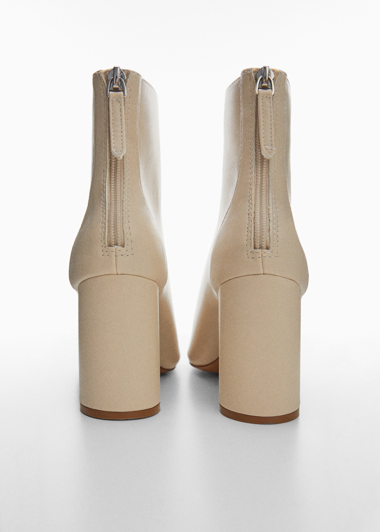 Pointed-toe ankle boot swith zip closure - Details of the article 2