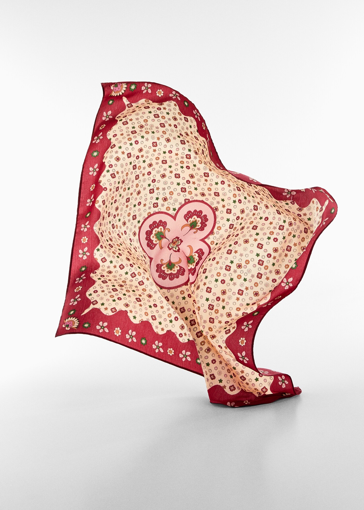 Pañuelo estampado flores - Plano medio