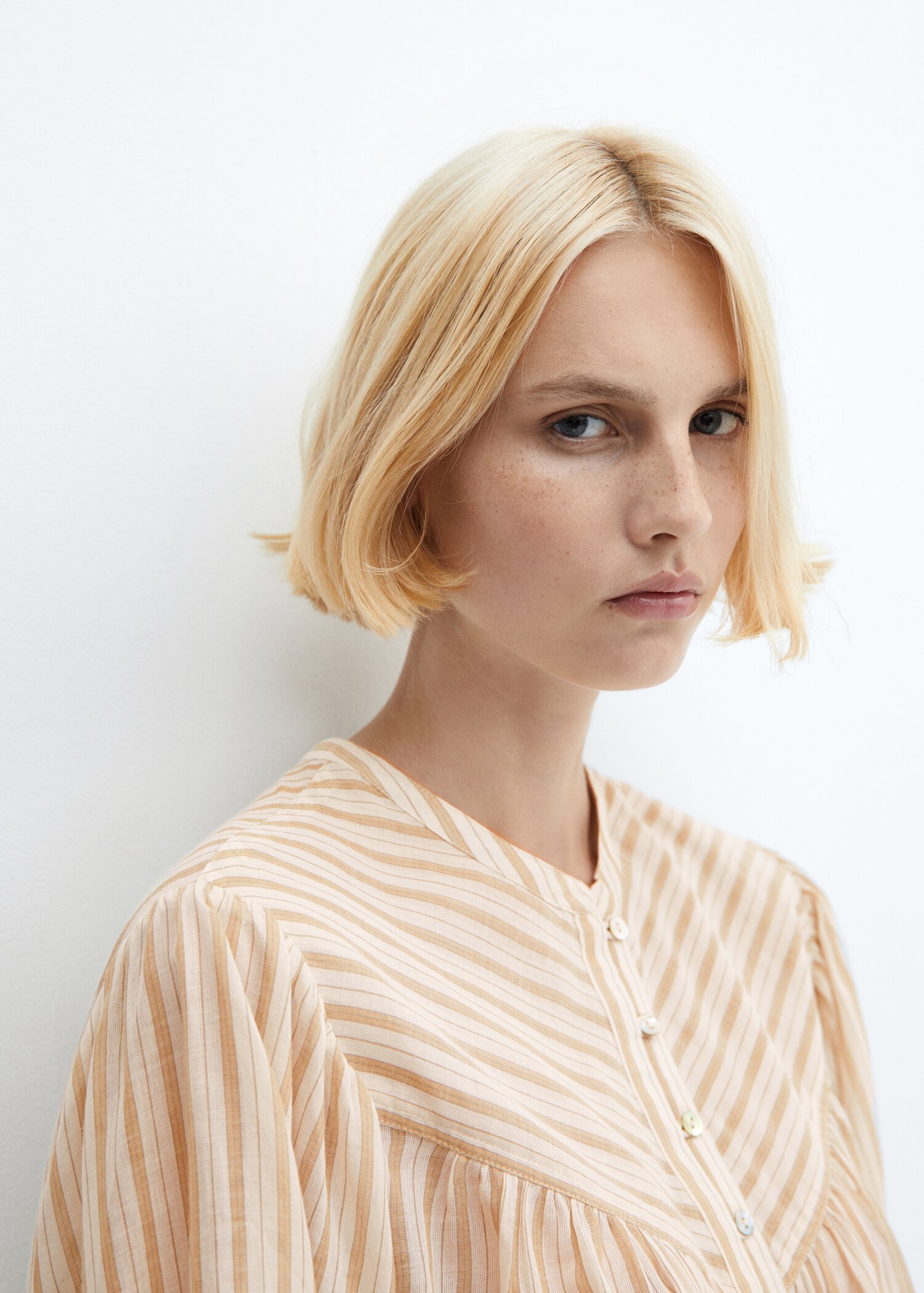 Blouse with puffed sleeves and buttons - Details of the article 1