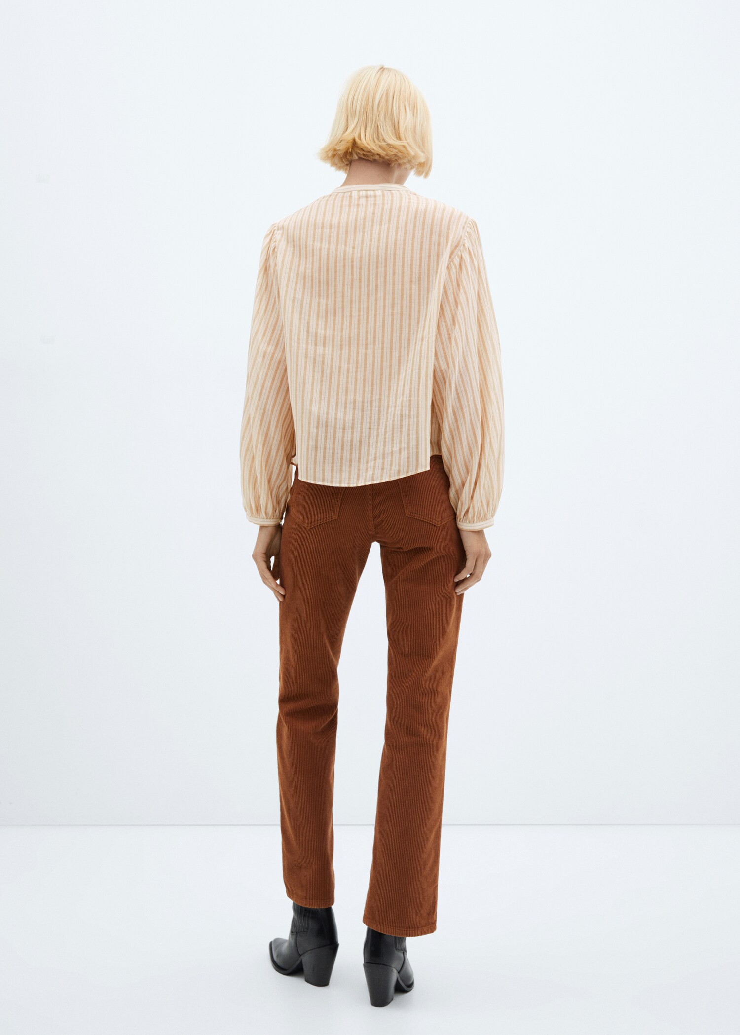 Blouse with puffed sleeves and buttons - Reverse of the article