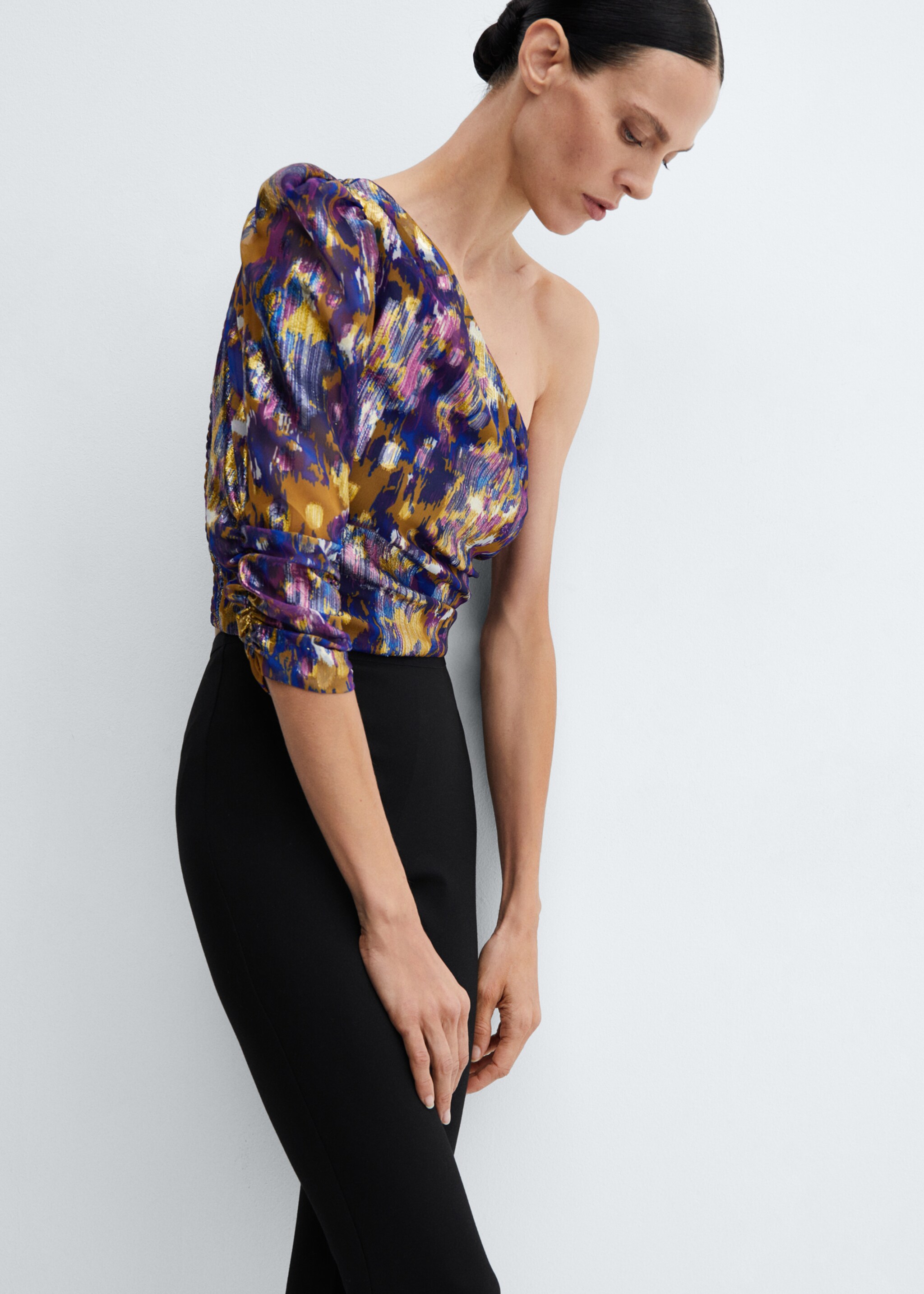 Asymmetrical printed blouse - Details of the article 2, Black. Ref: 57098269-00.