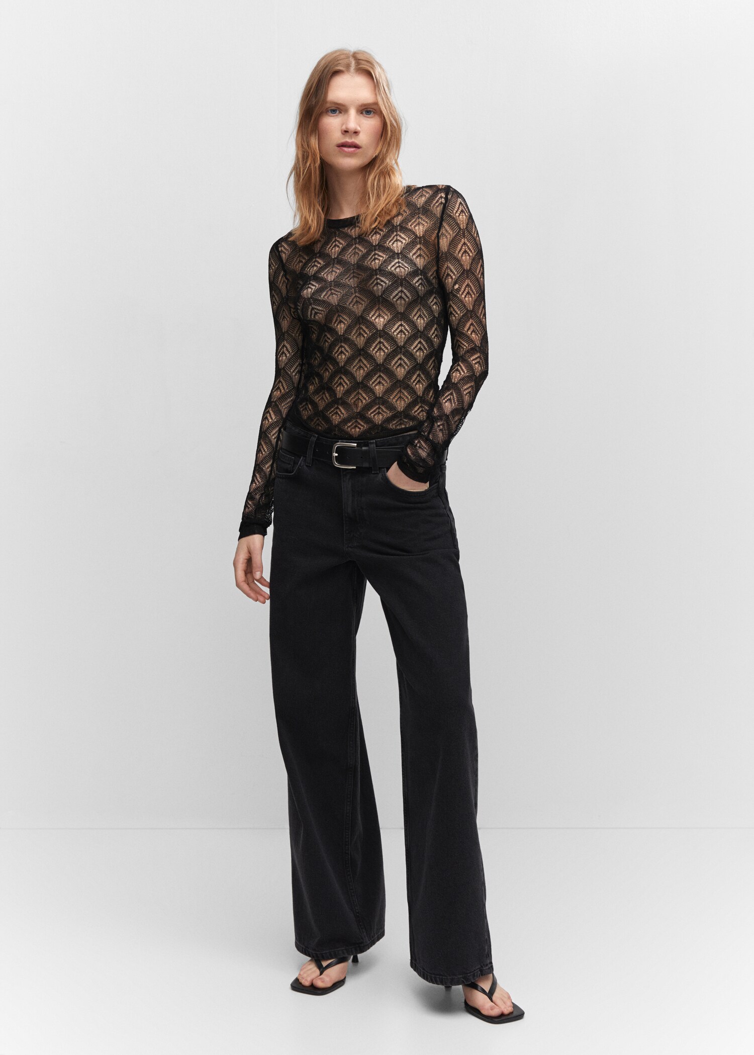 T-Shirt mit geometrischem Lochmuster - Damen | MANGO OUTLET 
