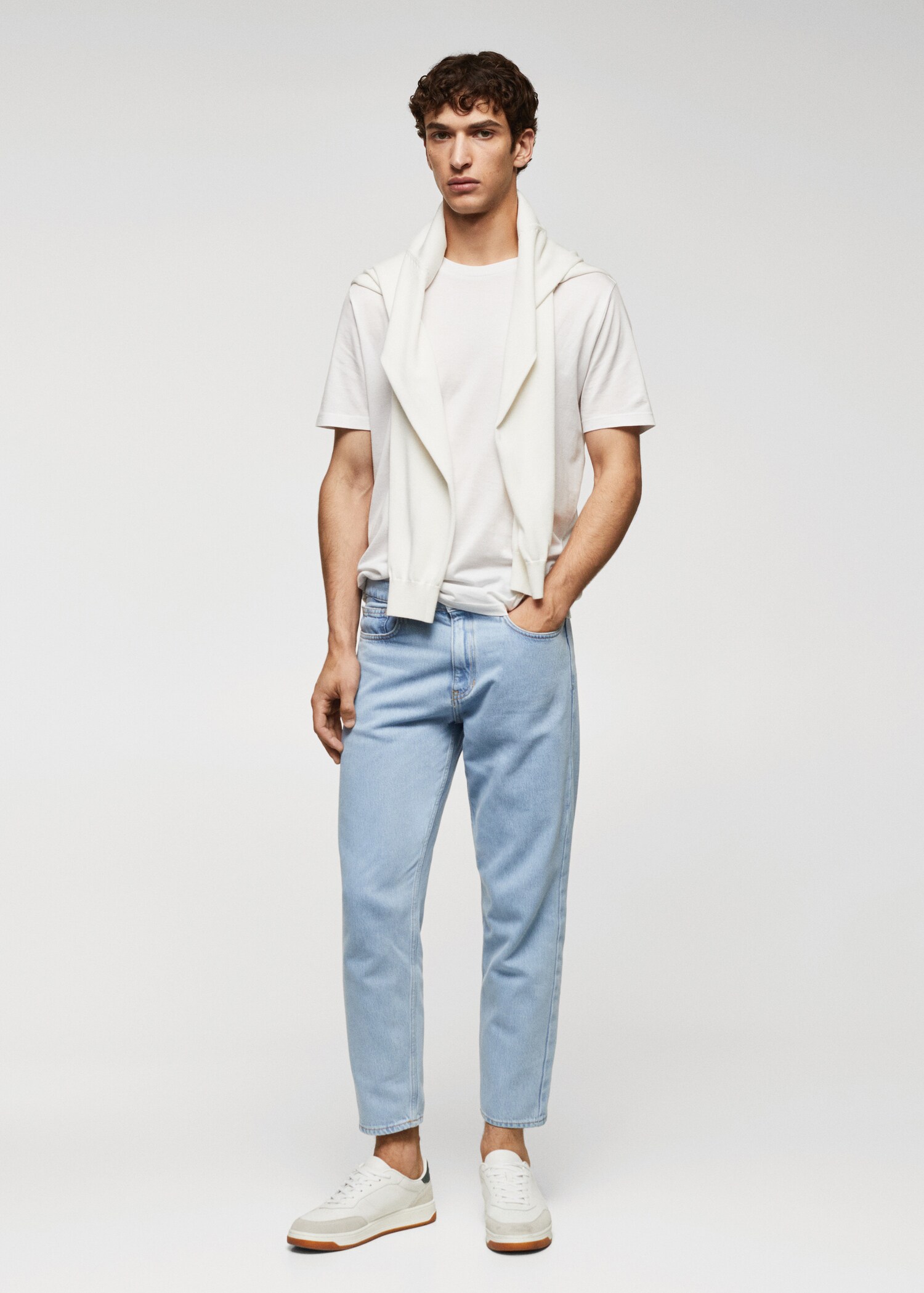 Blugi subțiri, tapered-fit, cu prespălare deschisă - Plan general