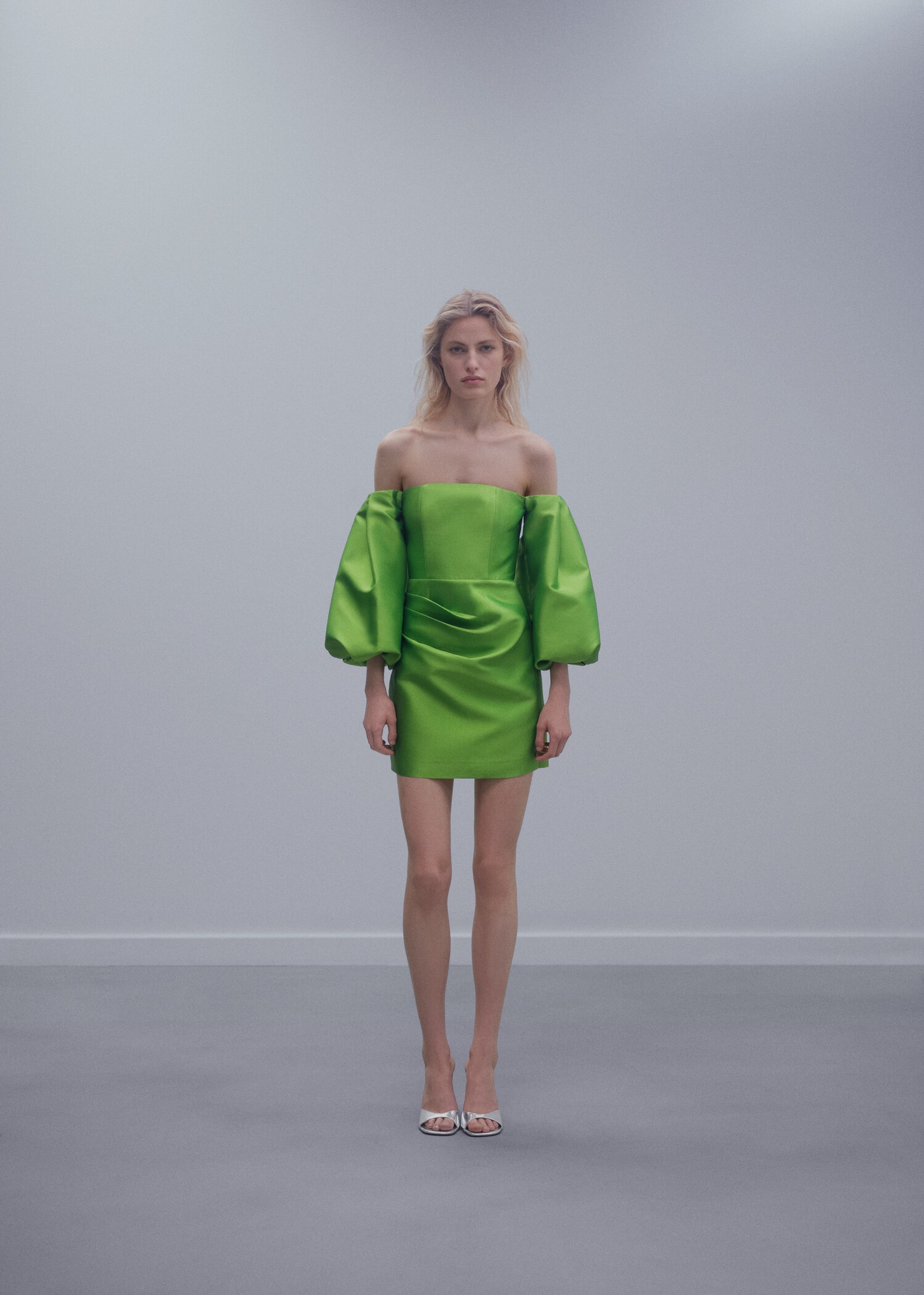 Satin dress with volume sleeves - General plane
