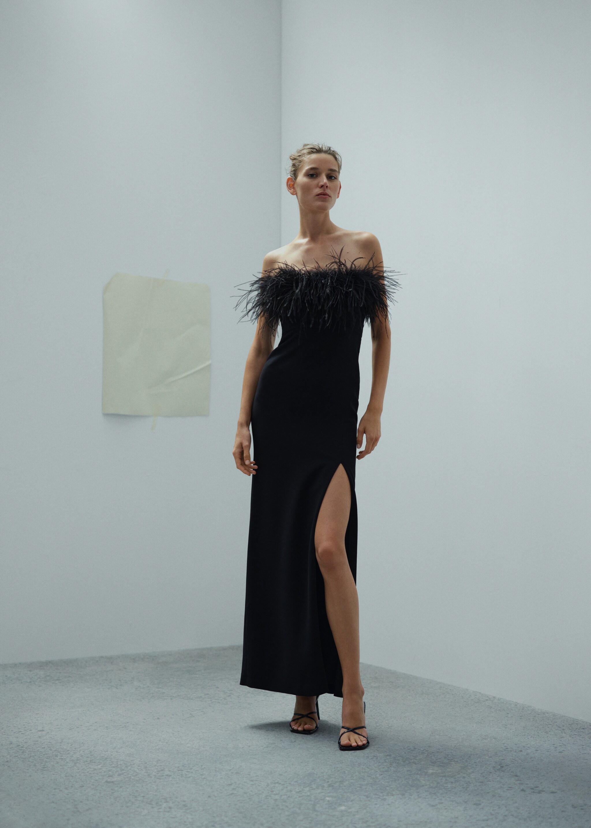 Strapless dress with feather detail - General plane, Black. Ref: 57005154-00.