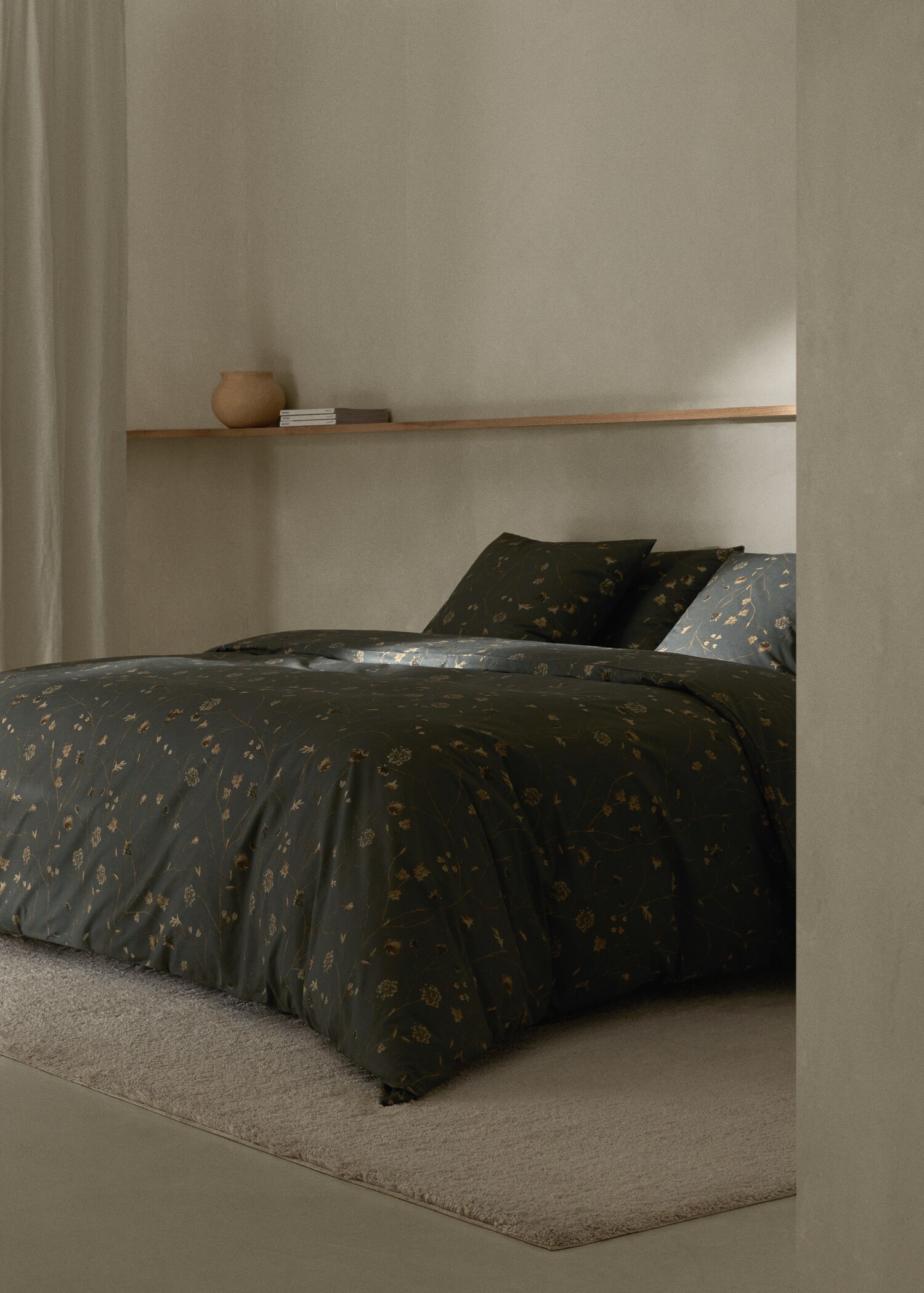 Duvet cover with floral design for King bed - General plane