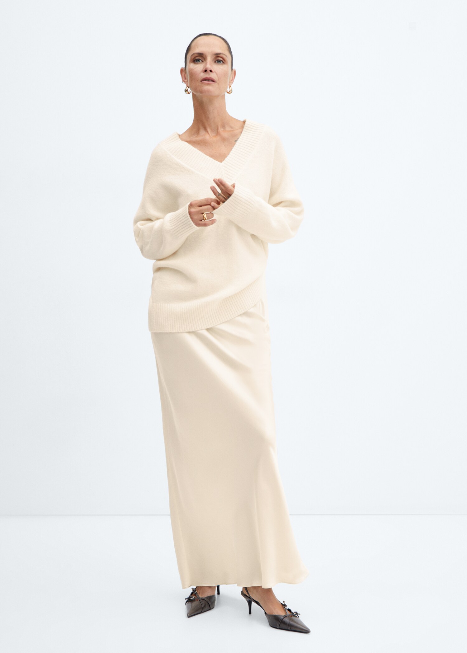 Oversized V-neck sweater - General plane