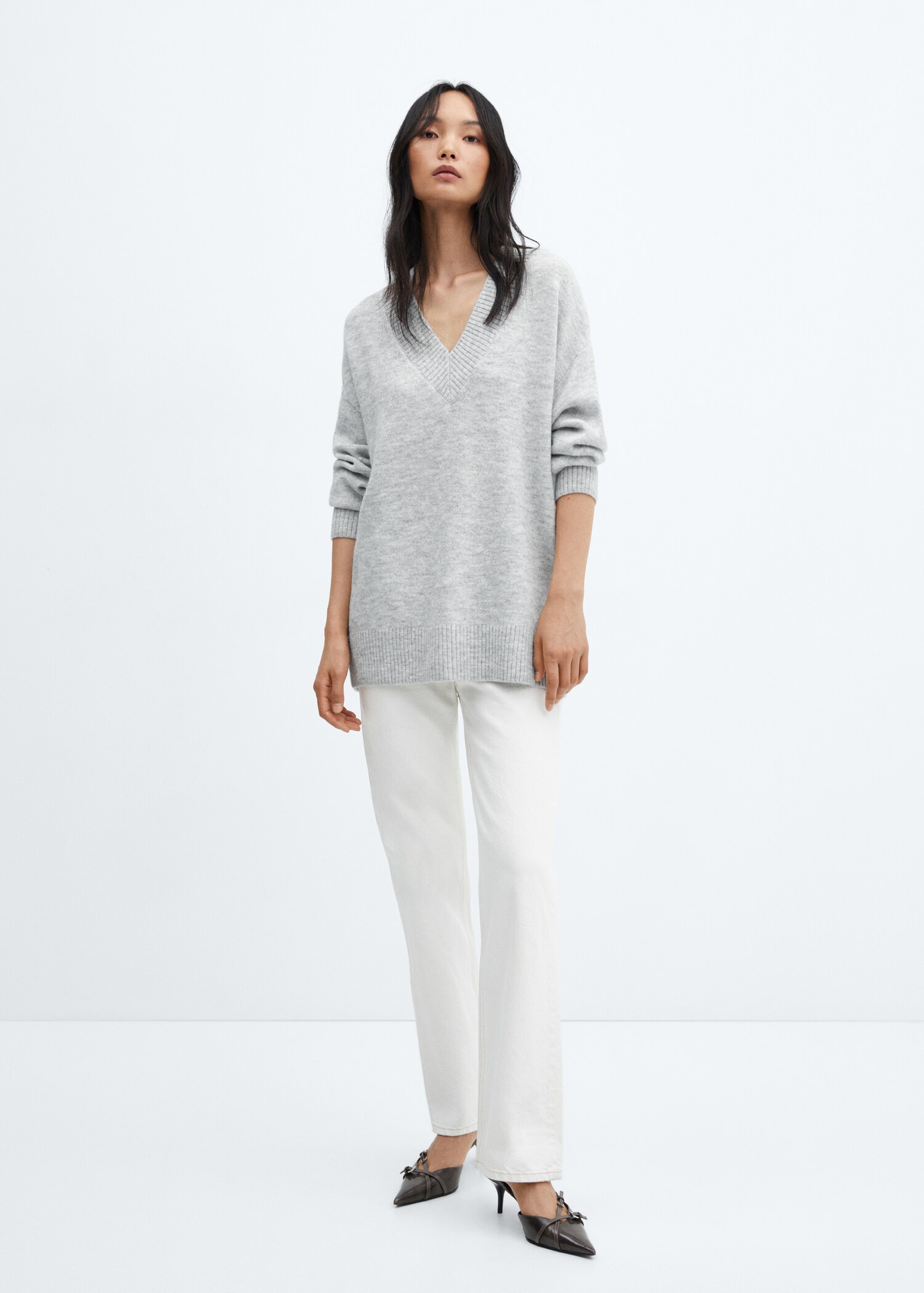 Oversized V-neck sweater - General plane