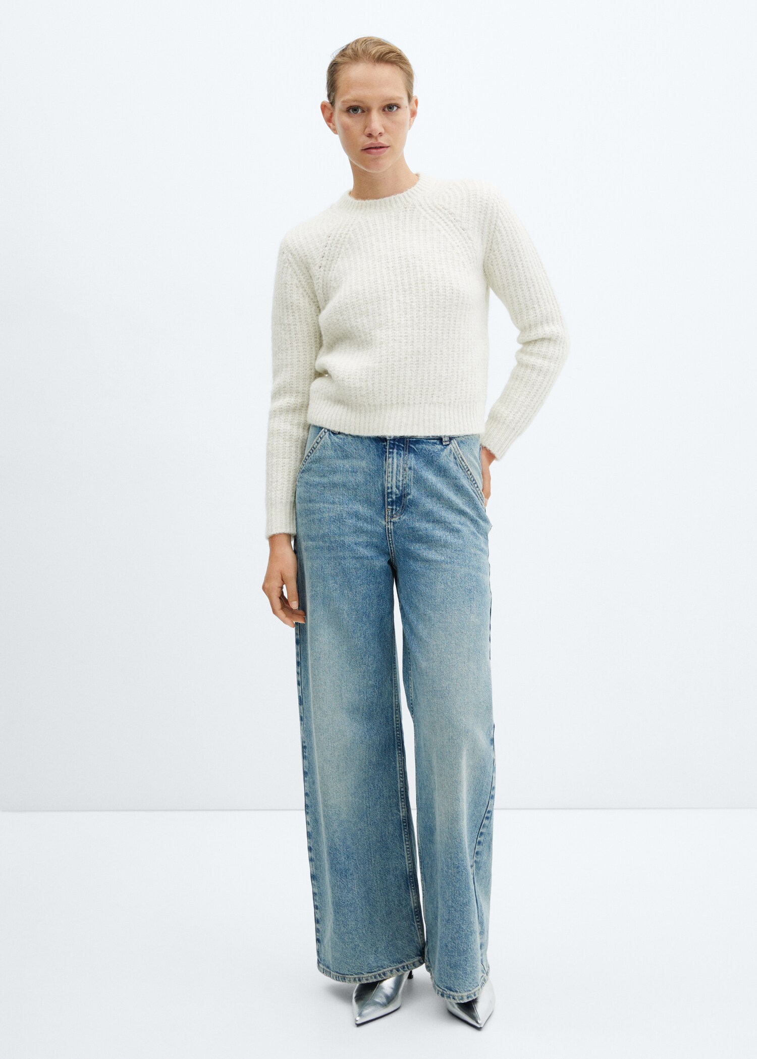 Round-neck knitted sweater - General plane
