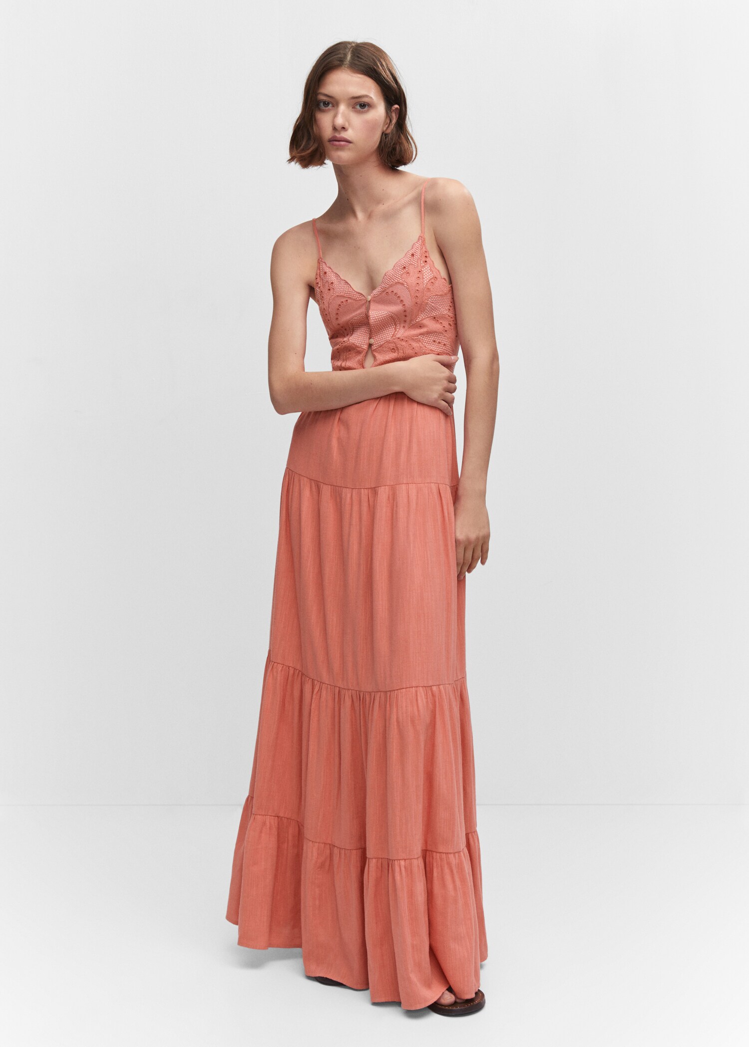 Vestido bordado vuelo - Plano general
