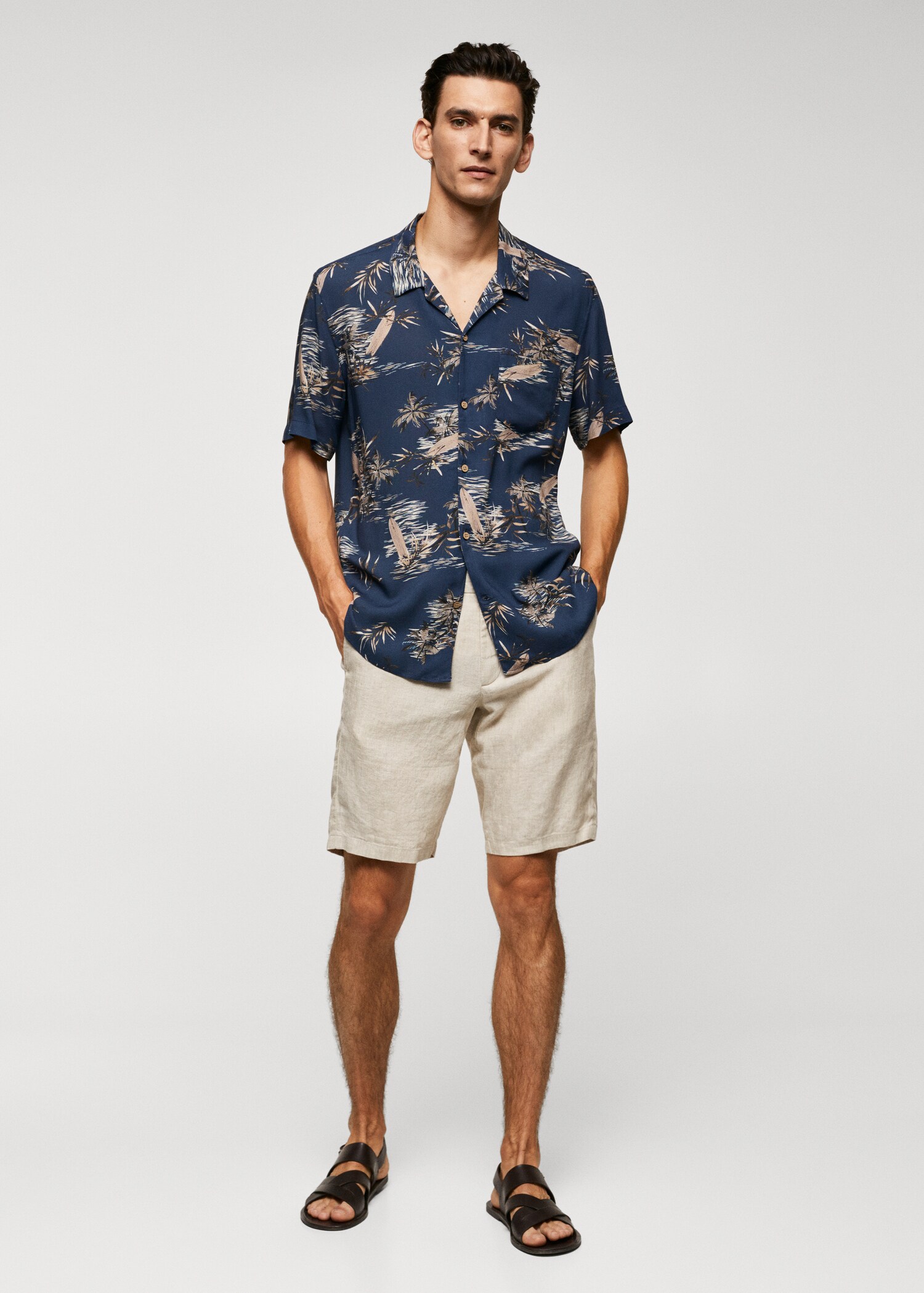 Camisa regular fit estampat fulles - Pla general