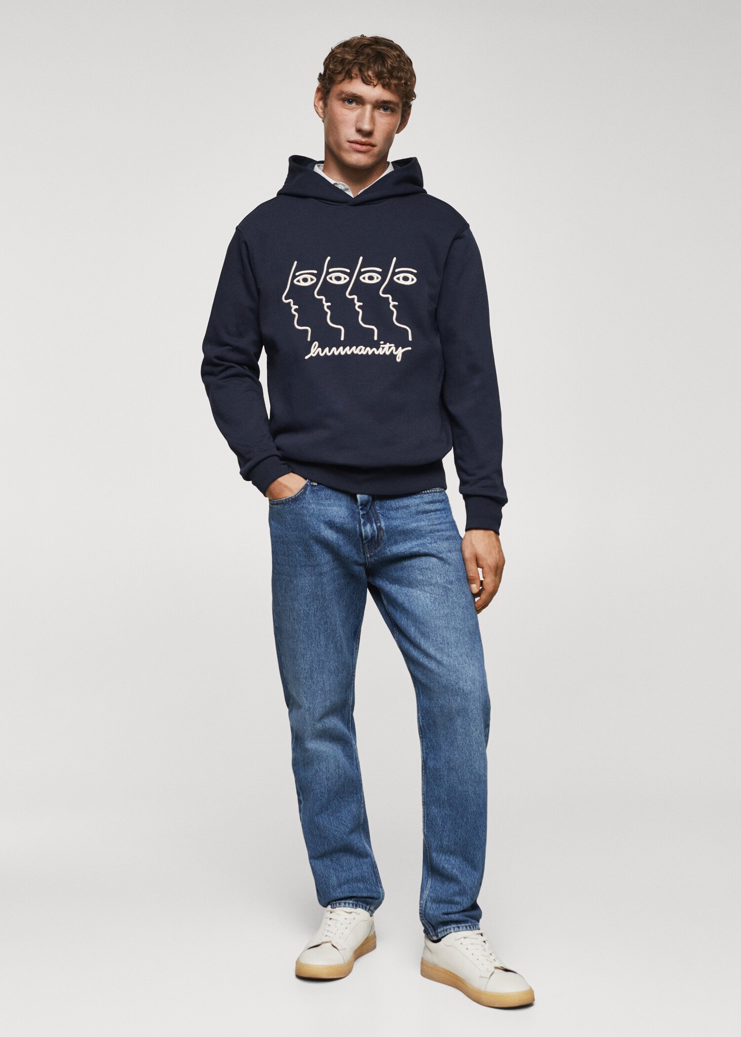 Kapuzenpullover mit Stickerei - Allgemeine Ansicht