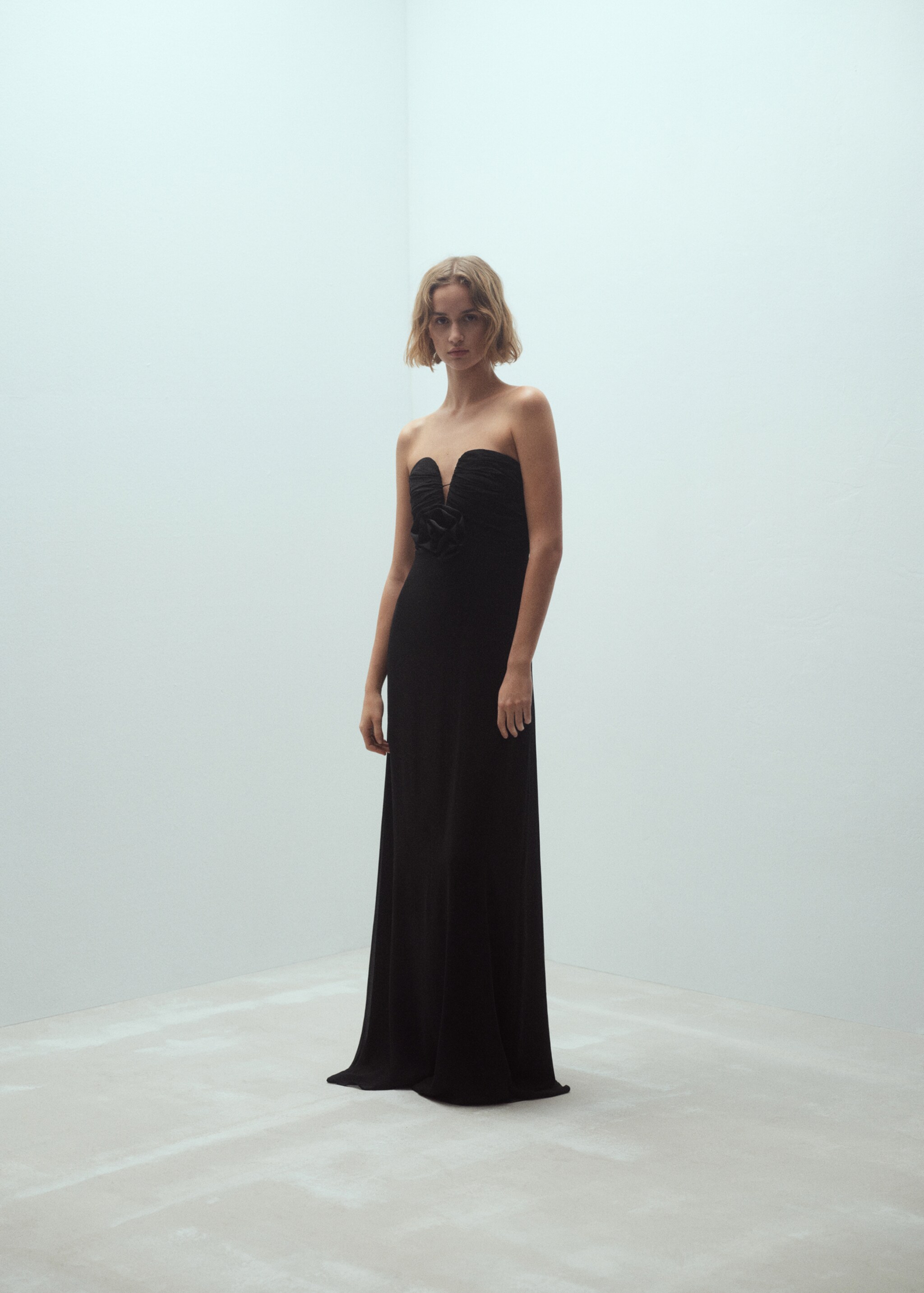 Kleid mit Herzausschnitt und Blumendetail - Allgemeine Ansicht