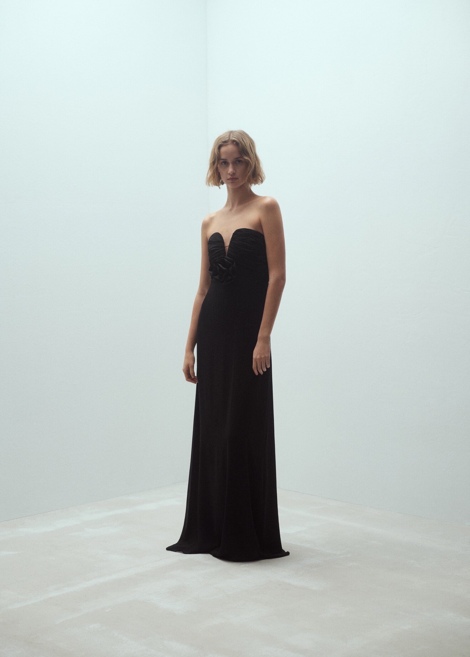 Dress with flower detail and sweetheart neckline - General plane