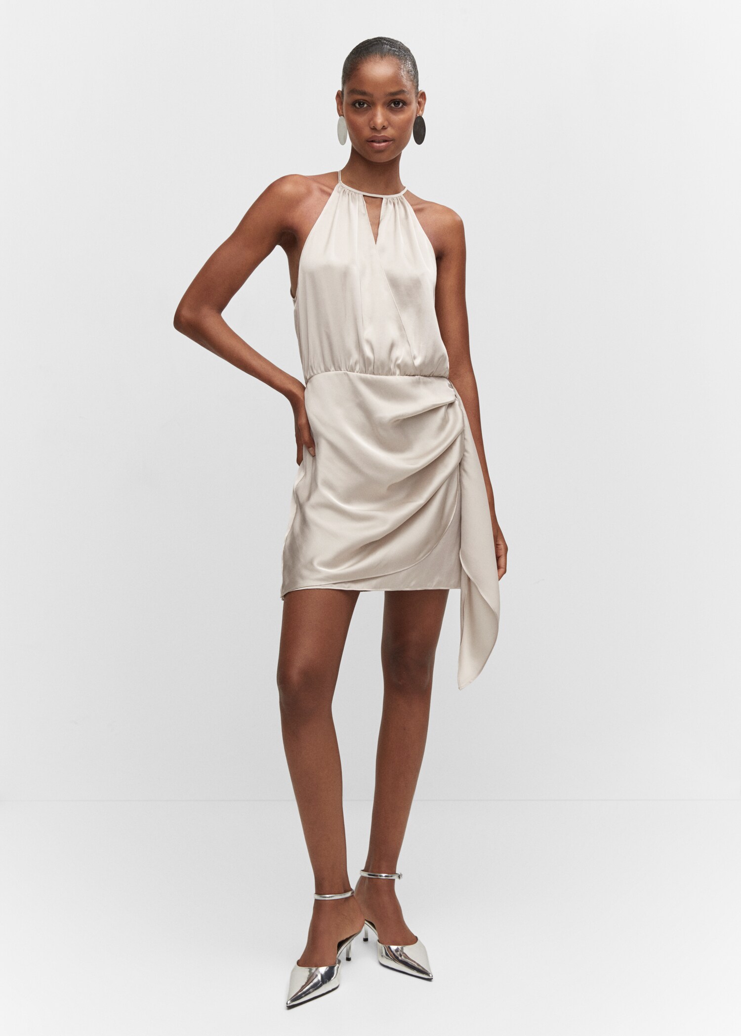 Vestido satinado cuello halter - Plano general