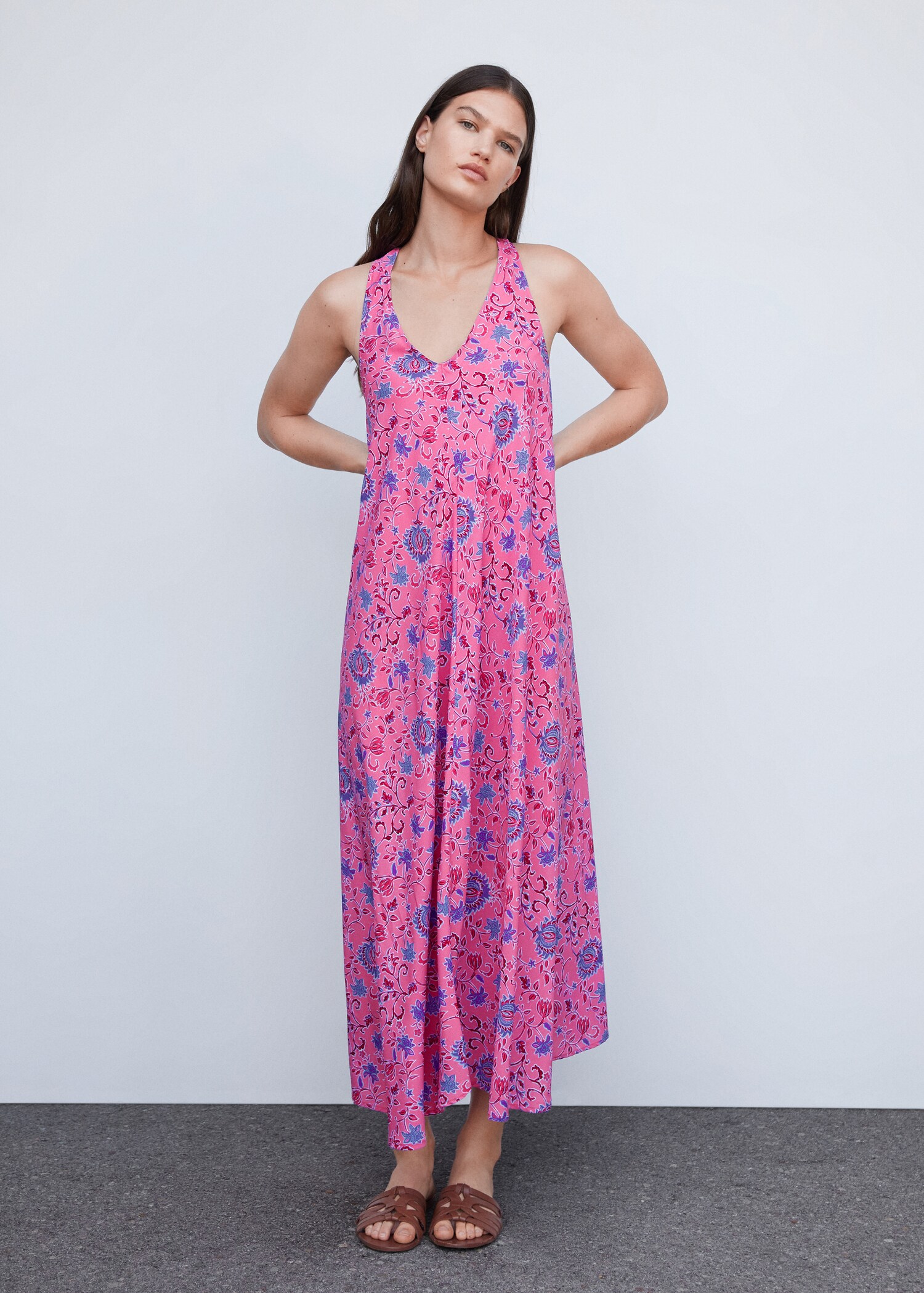 Vestido floral escote pico - Plano general