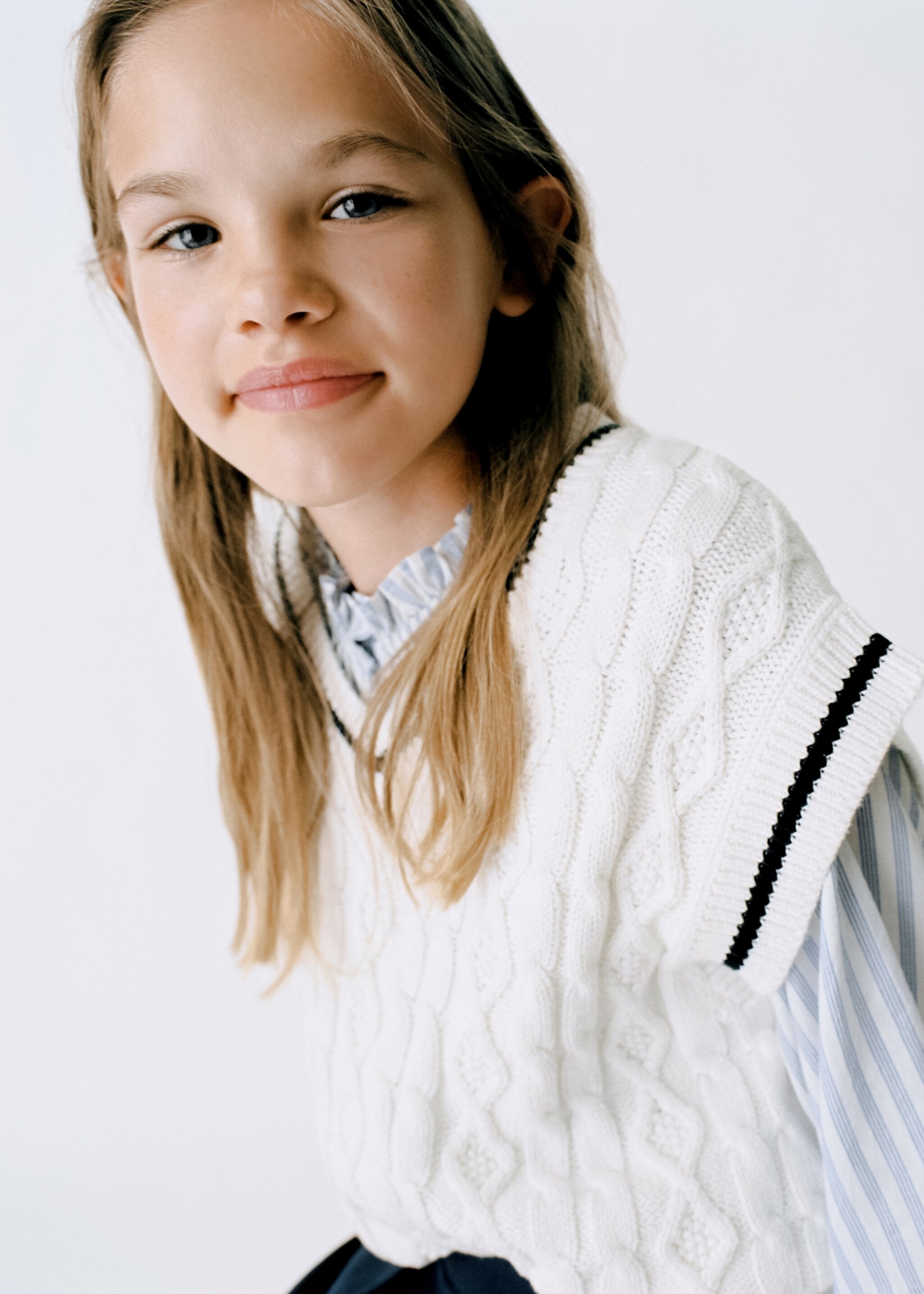 Bavlněná úpletová vesta - Celkový náhled, Šedobílá. Ref: 57024426-00.