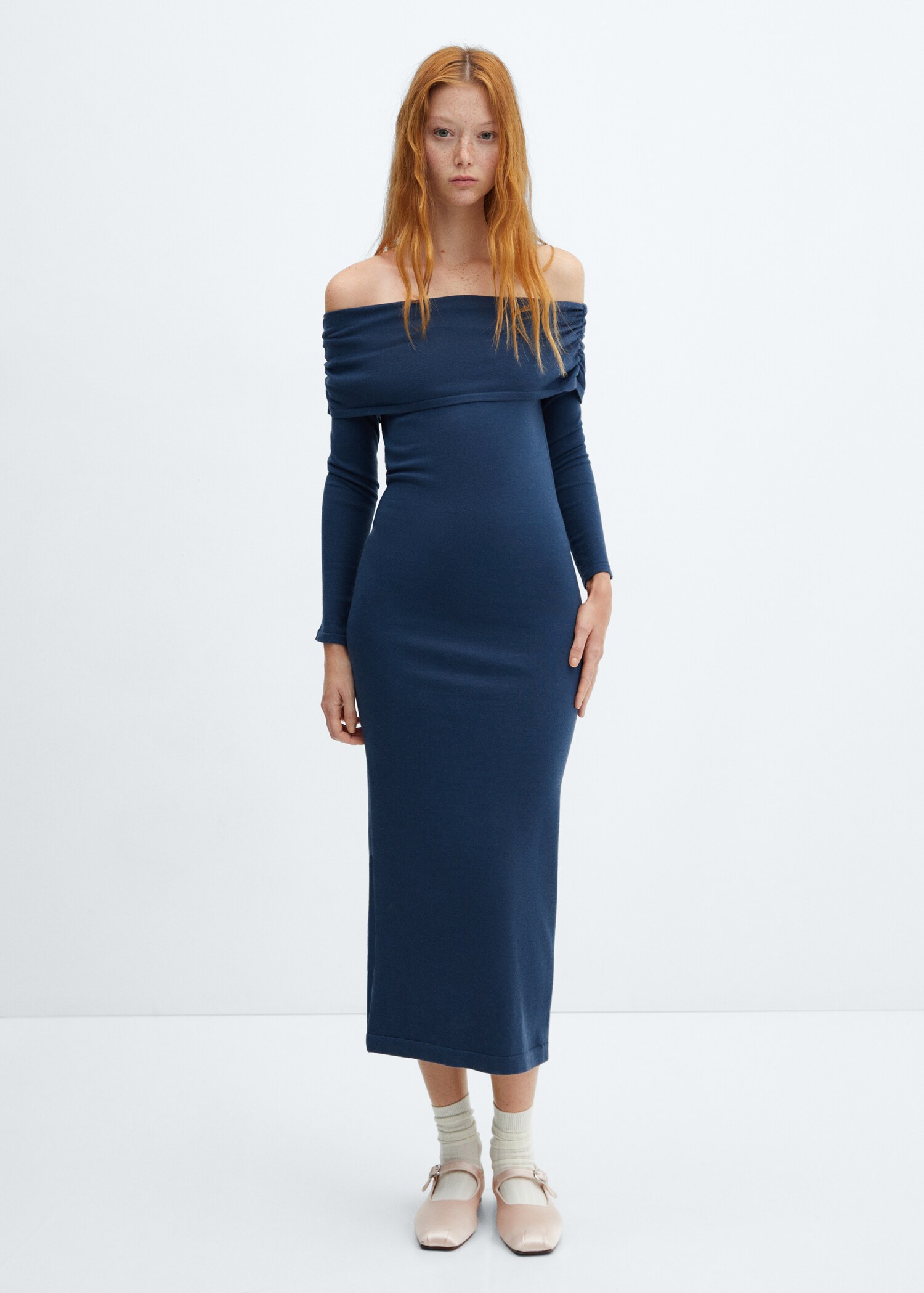 Vestido drapeado hombros descubiertos - Plano general