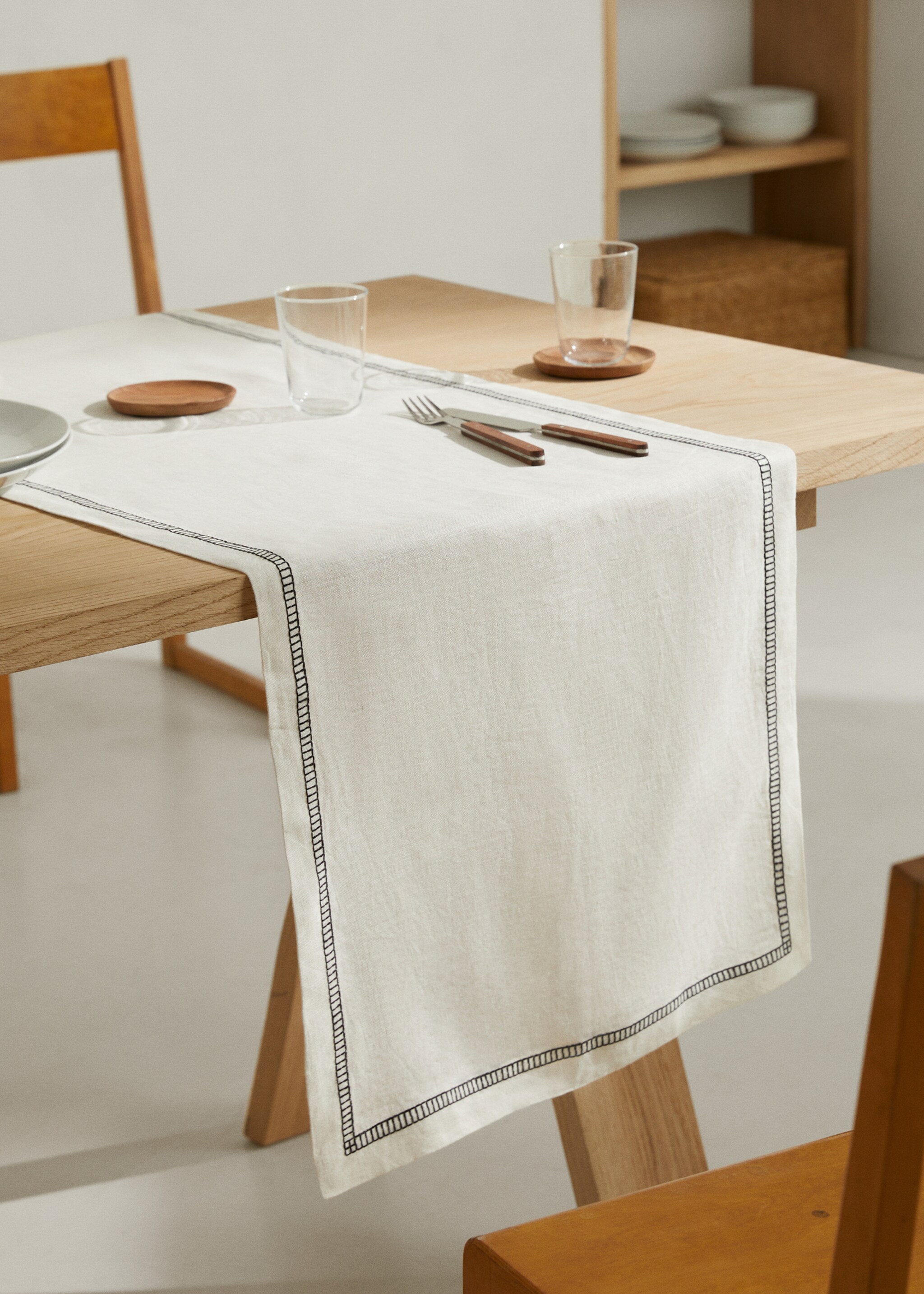 Table runner with seam detail - General plane