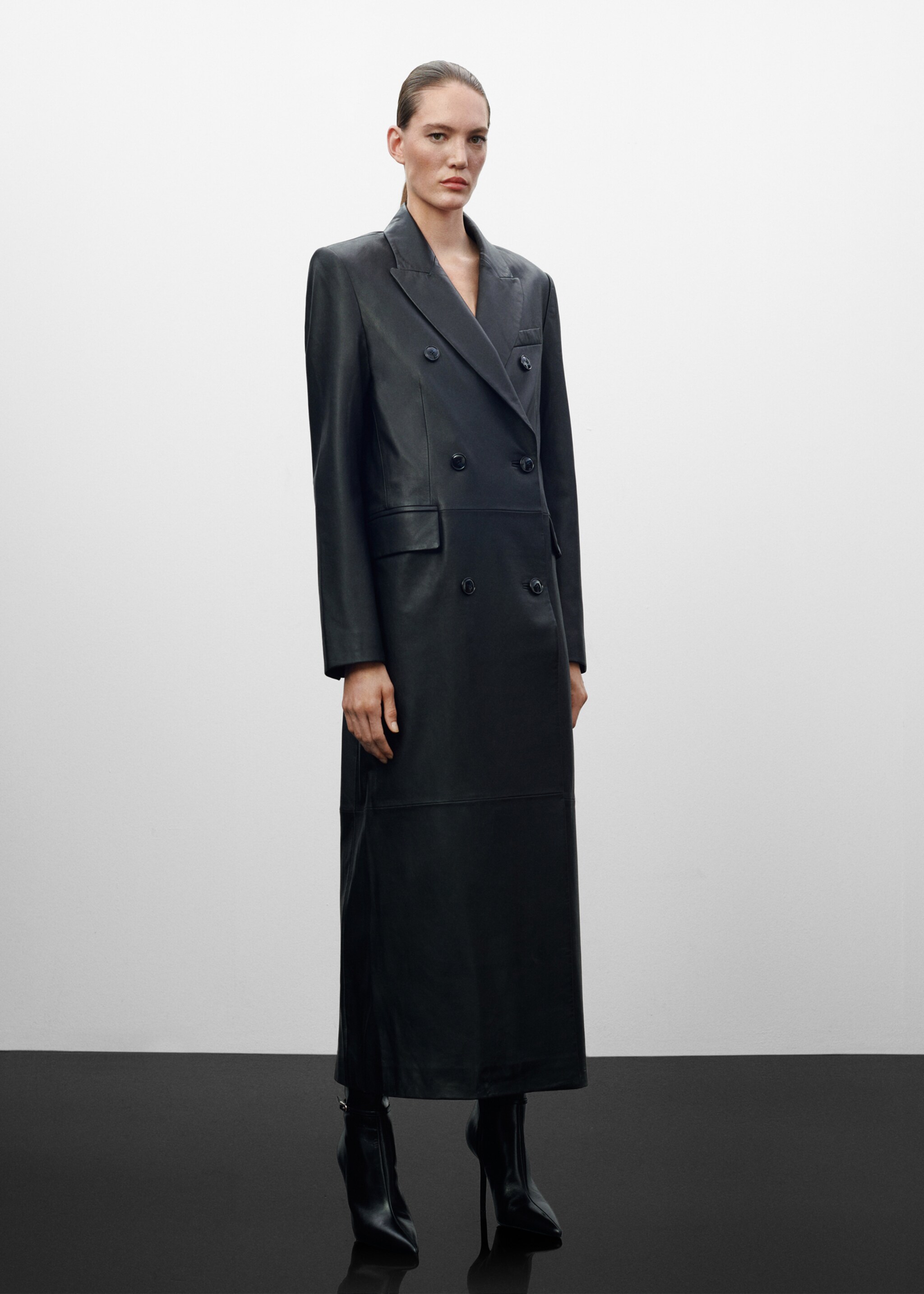 Double-breasted leather coat - General plane, Black. Ref: 57039115-00.