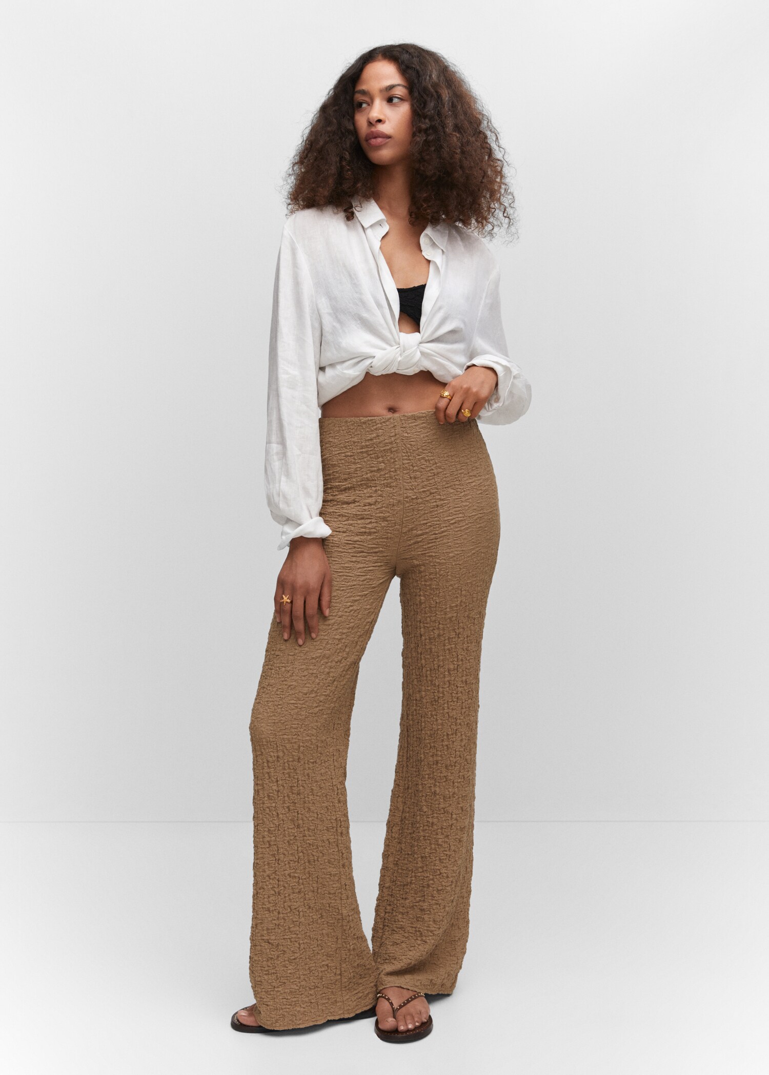 Pantaloni cu textură wide-leg - Plan general