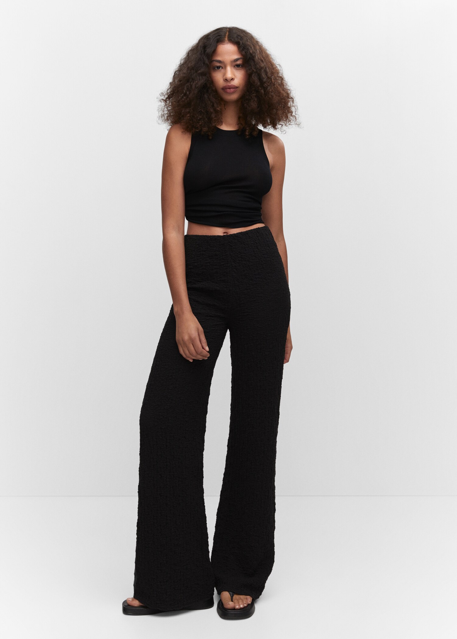 Pantaloni cu textură wide-leg - Plan general