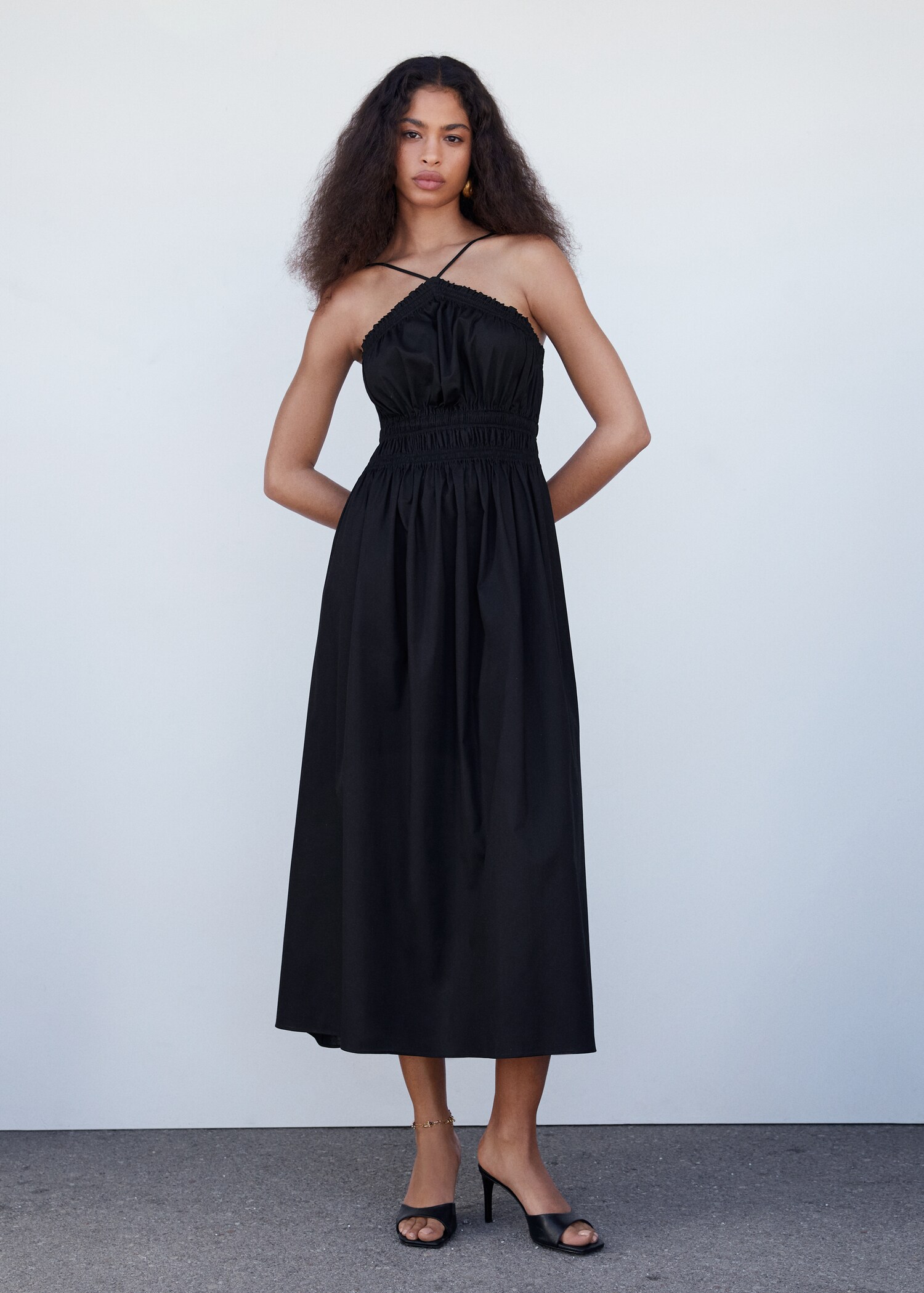 Vestido halter detalles fruncidos - Plano general