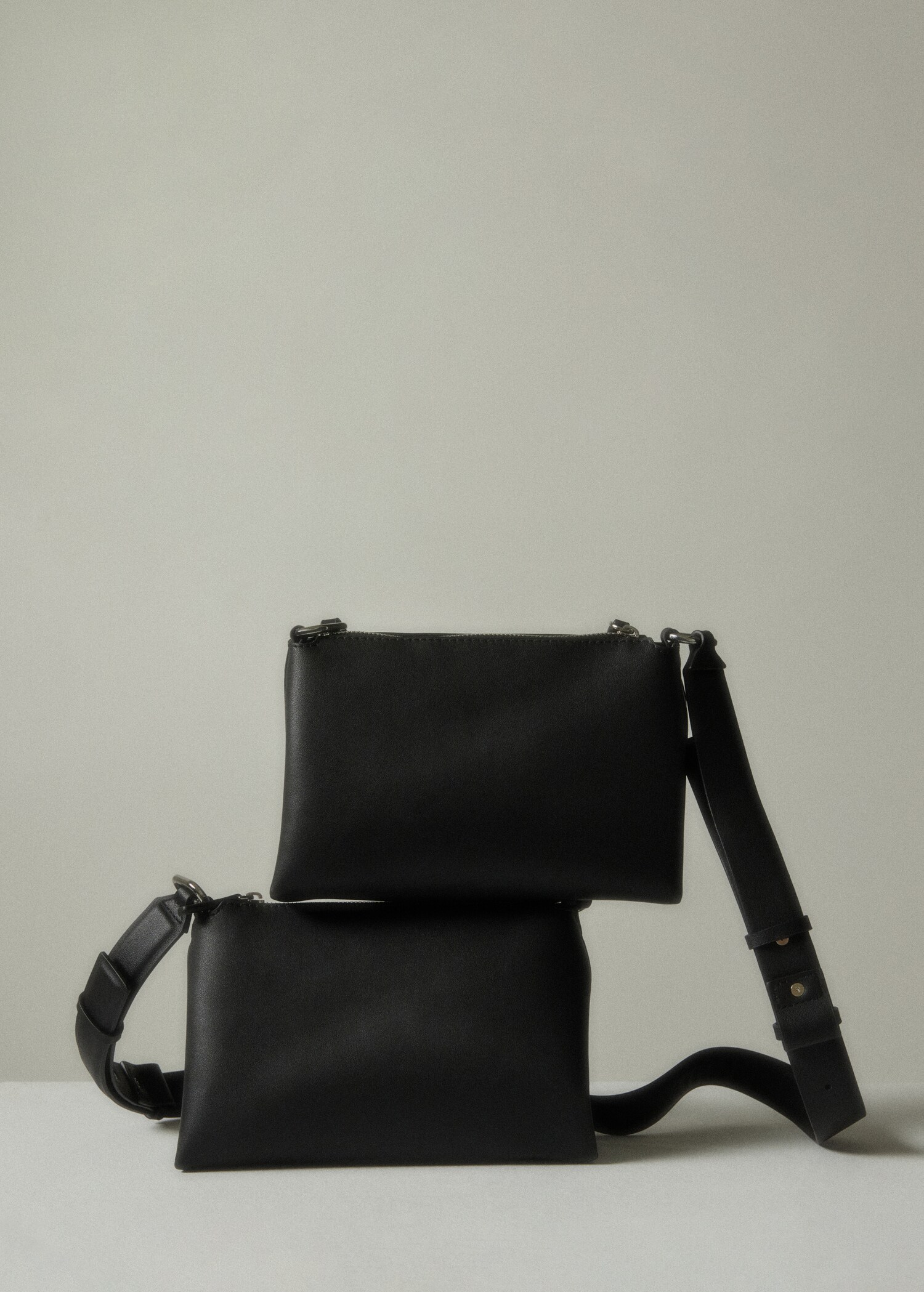 Bolso bandolera efecto piel - Plano general