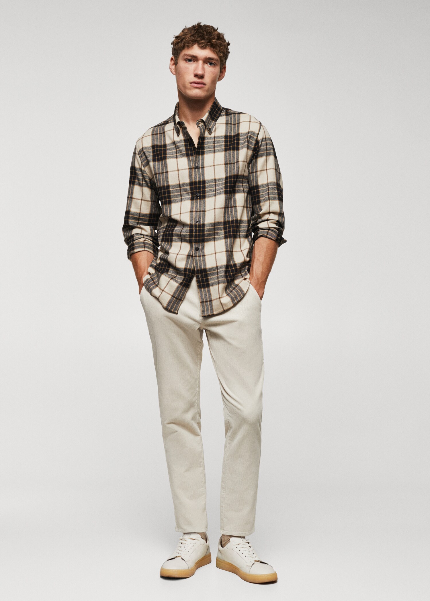 Pantalón pana slim fit crop - Plano general