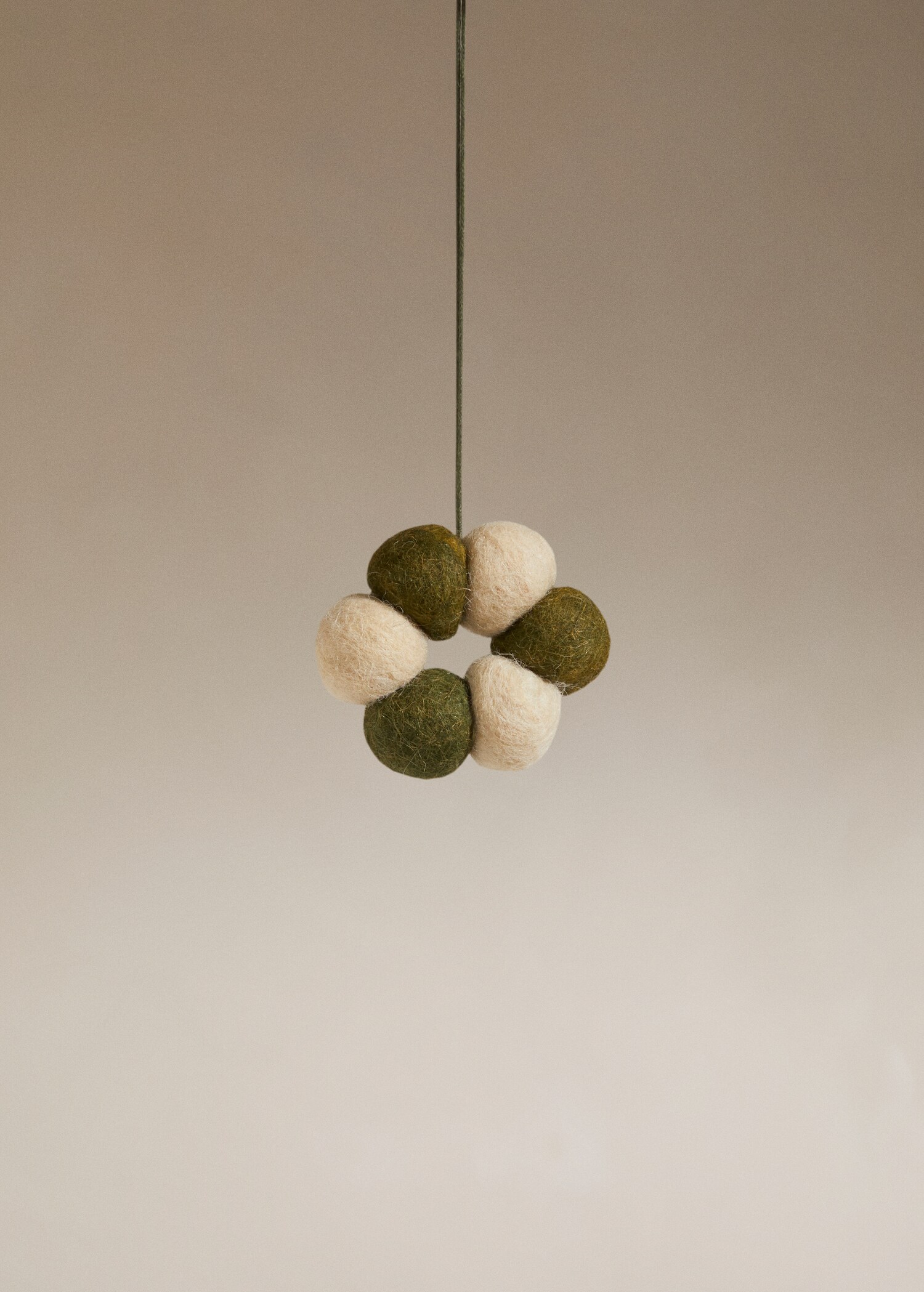 Felt christmas ornament - General plane
