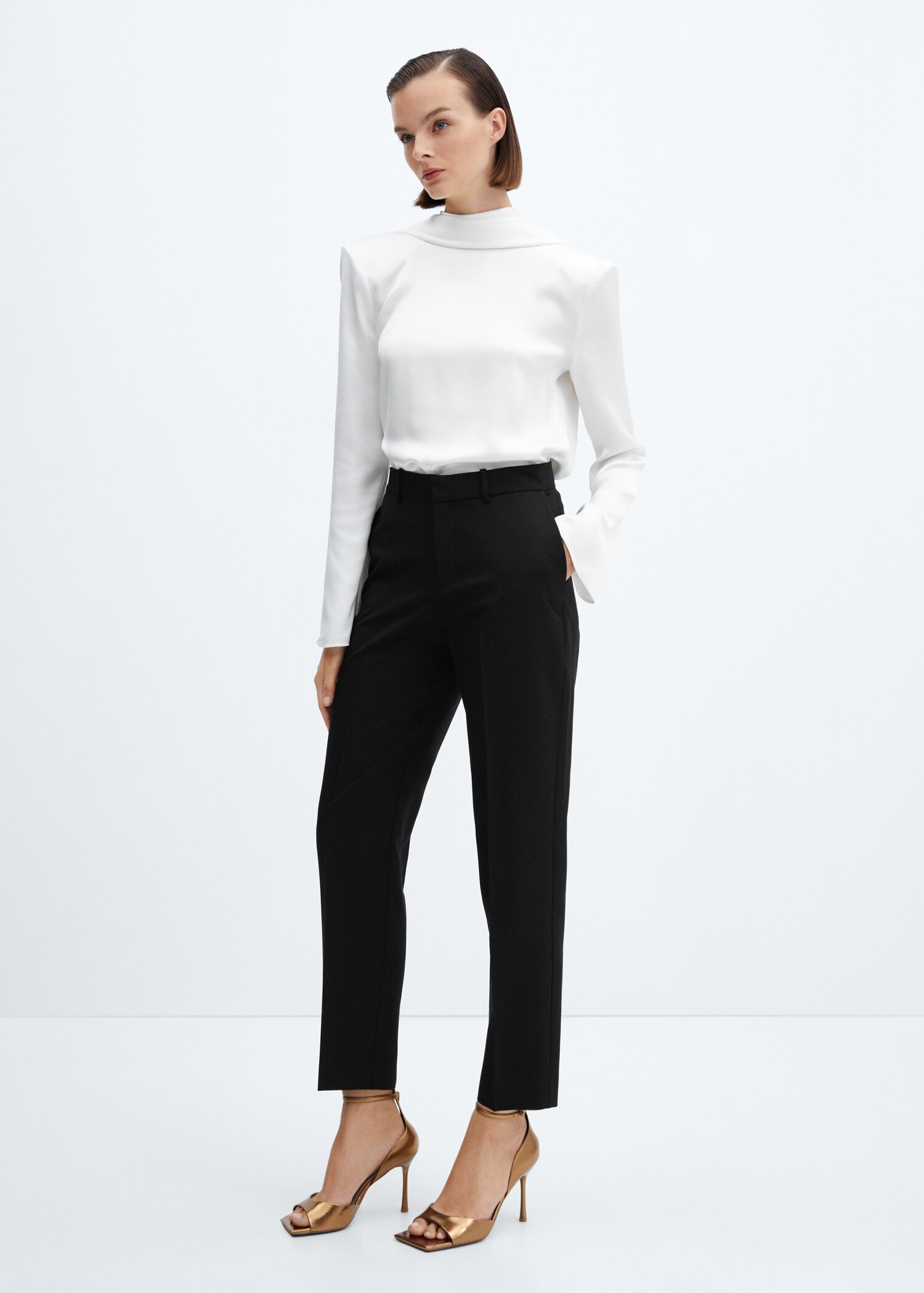 Open-back blouse with shoulder pads - General plane