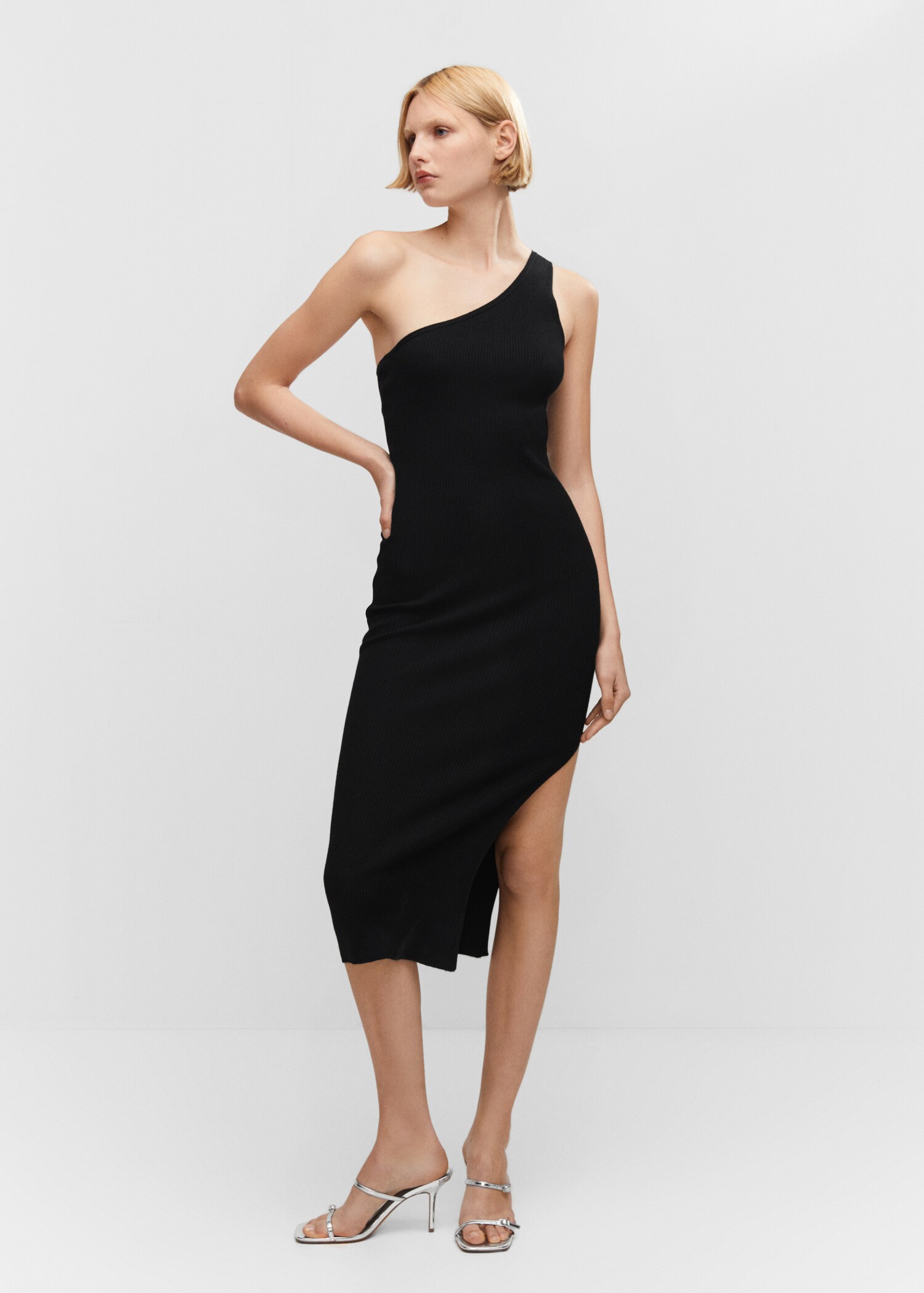 Asymmetrical dress with slit - General plane