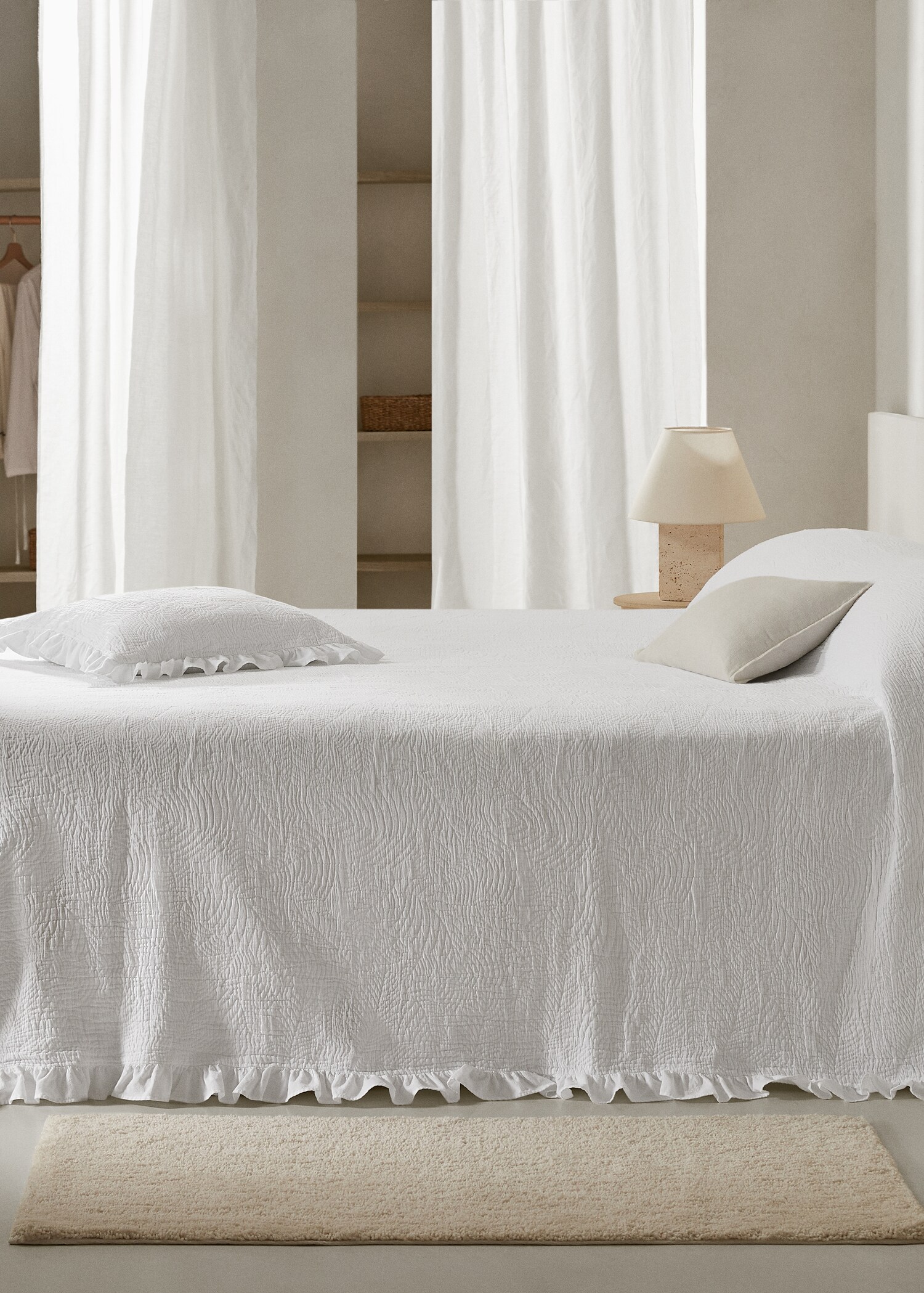 Ruffled cotton quilt - General plane