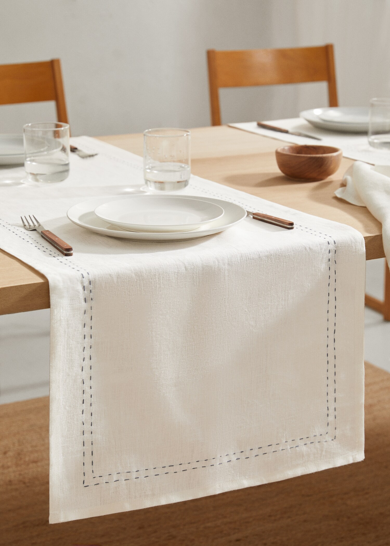 Contrast-stitching tablerunner - General plane