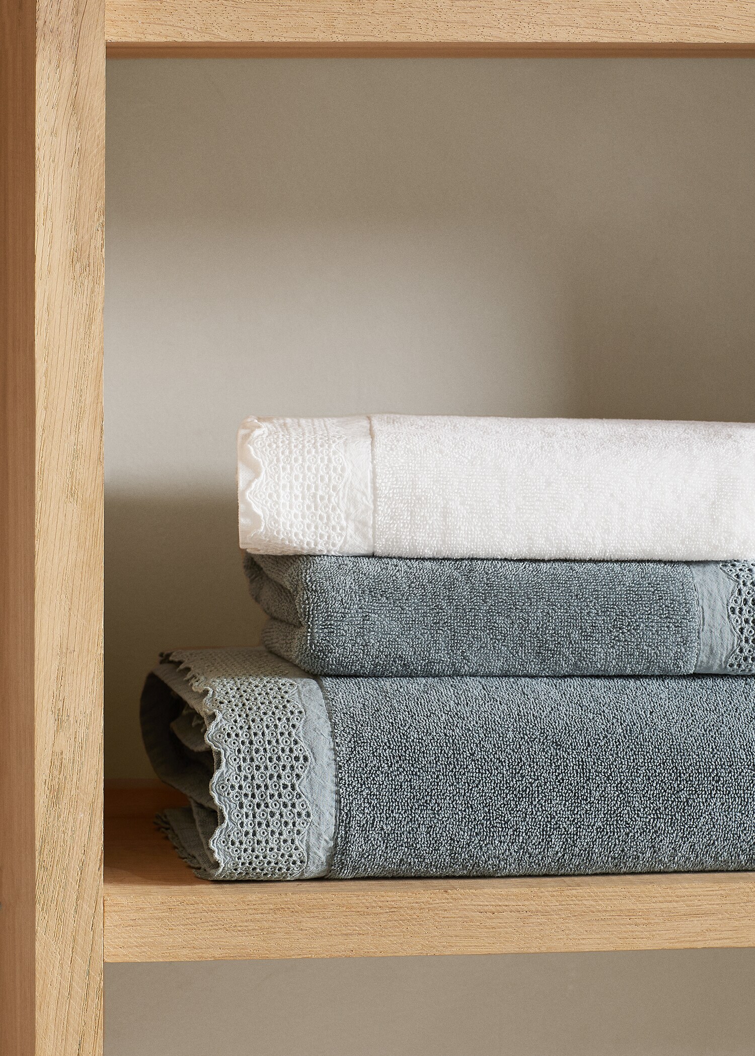 Embroidered-trim hand towel 50x90cm - General plane
