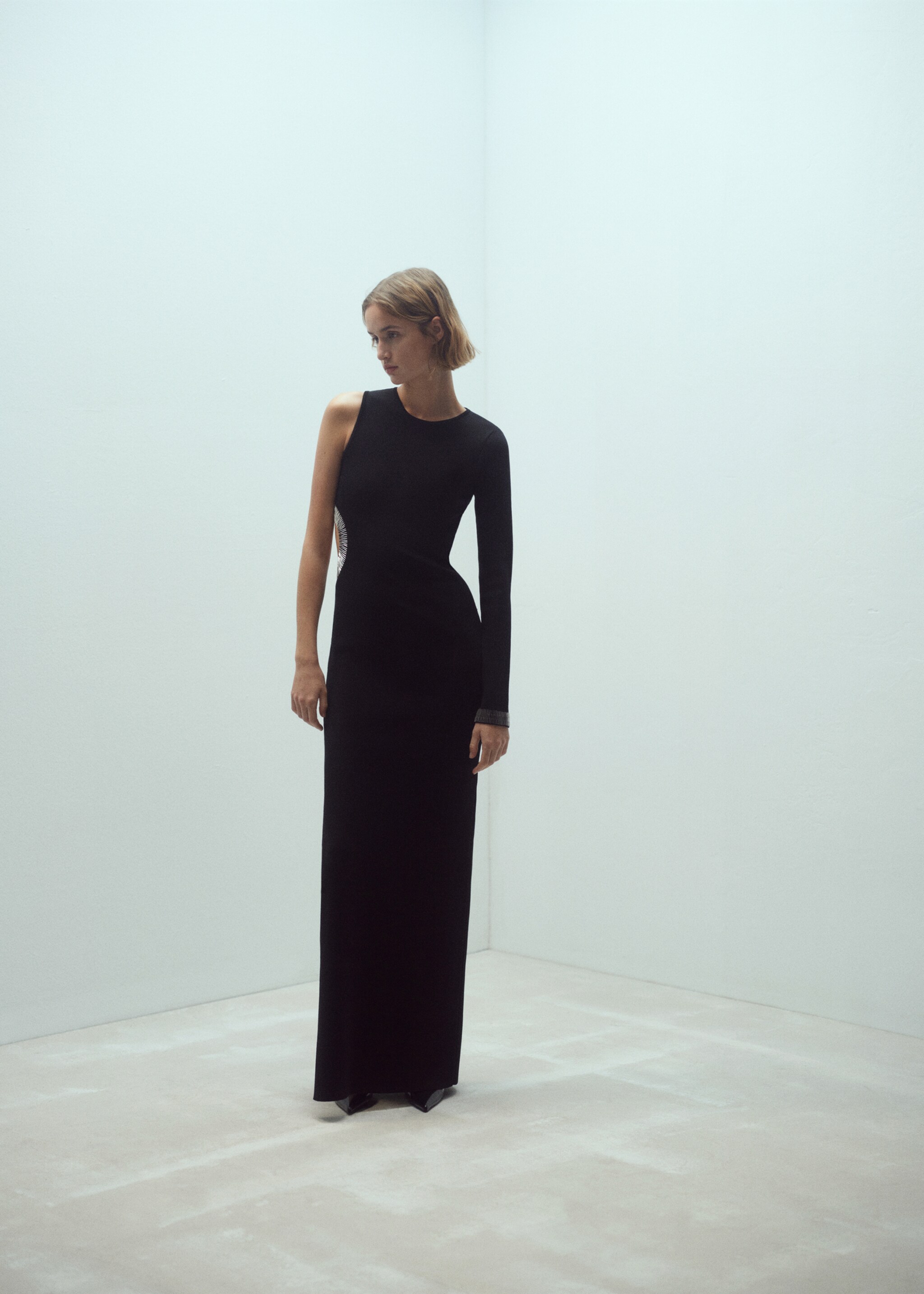 Asymmetrical dress with side slit - General plane