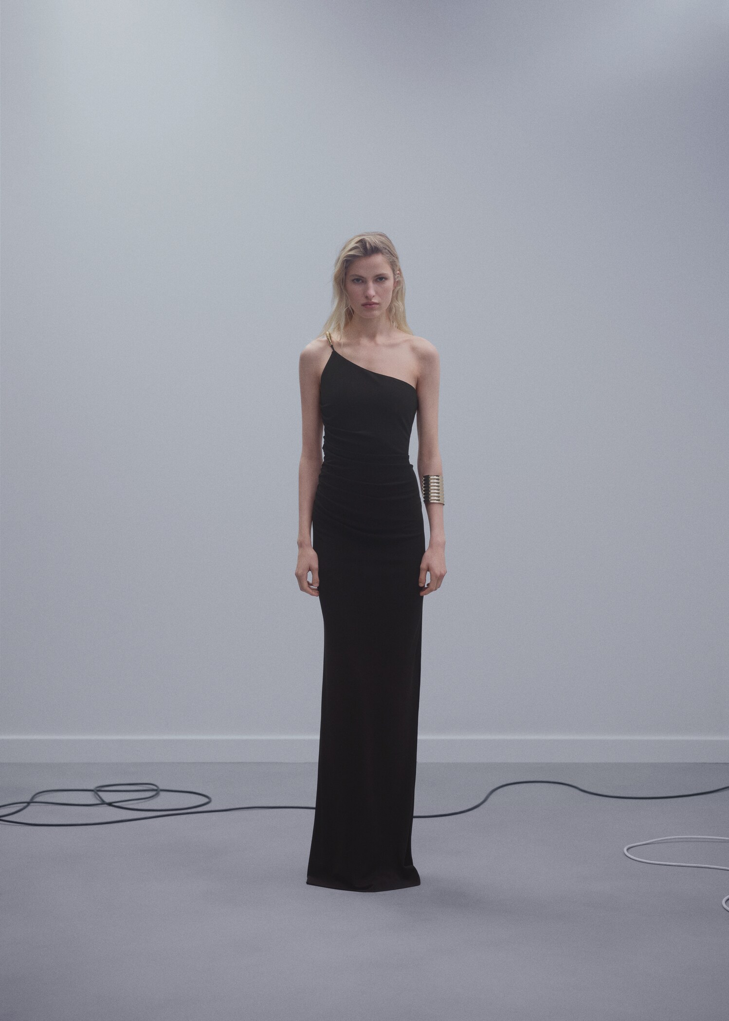 Asymmetrisches Kleid mit Metall-Applikation - Allgemeine Ansicht