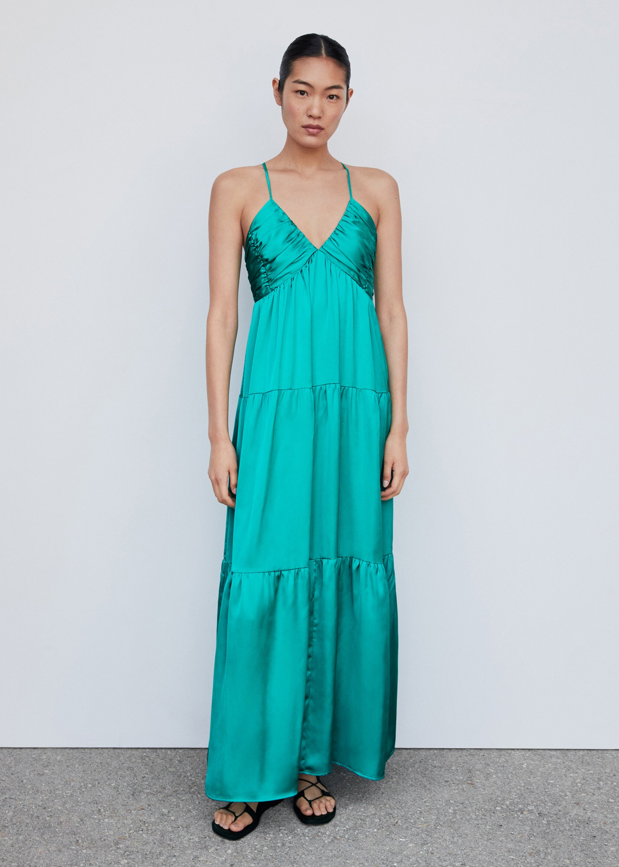 Satiniertes Kleid mit Raffdetails - Allgemeine Ansicht