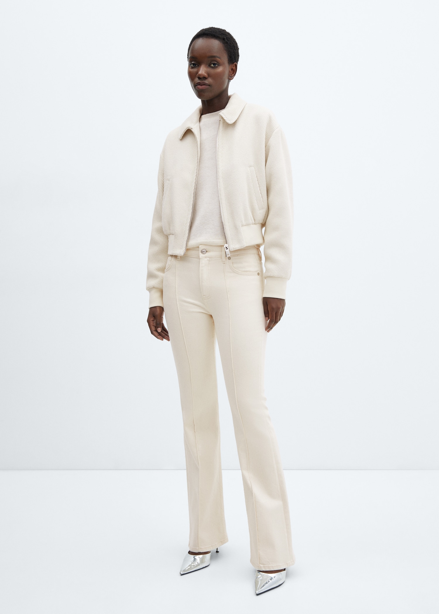 Spodnie z rozszerzaną nogawką i ozdobnymi szwami Kobieta MANGO