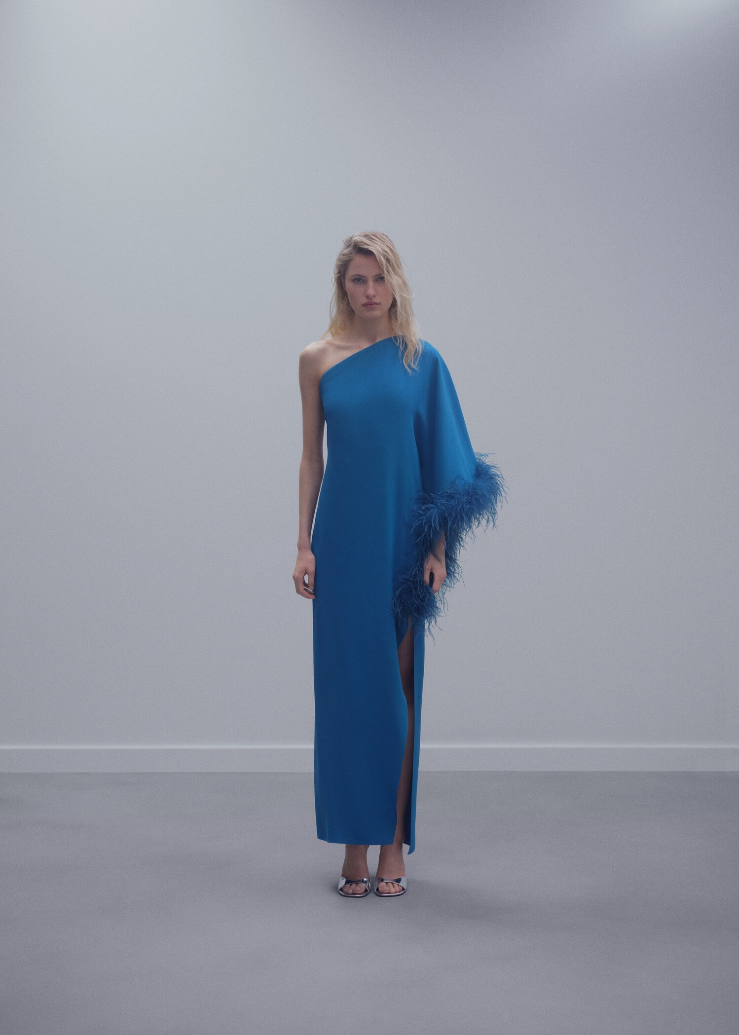 Robe satinée asymétrique plumes - Plan général